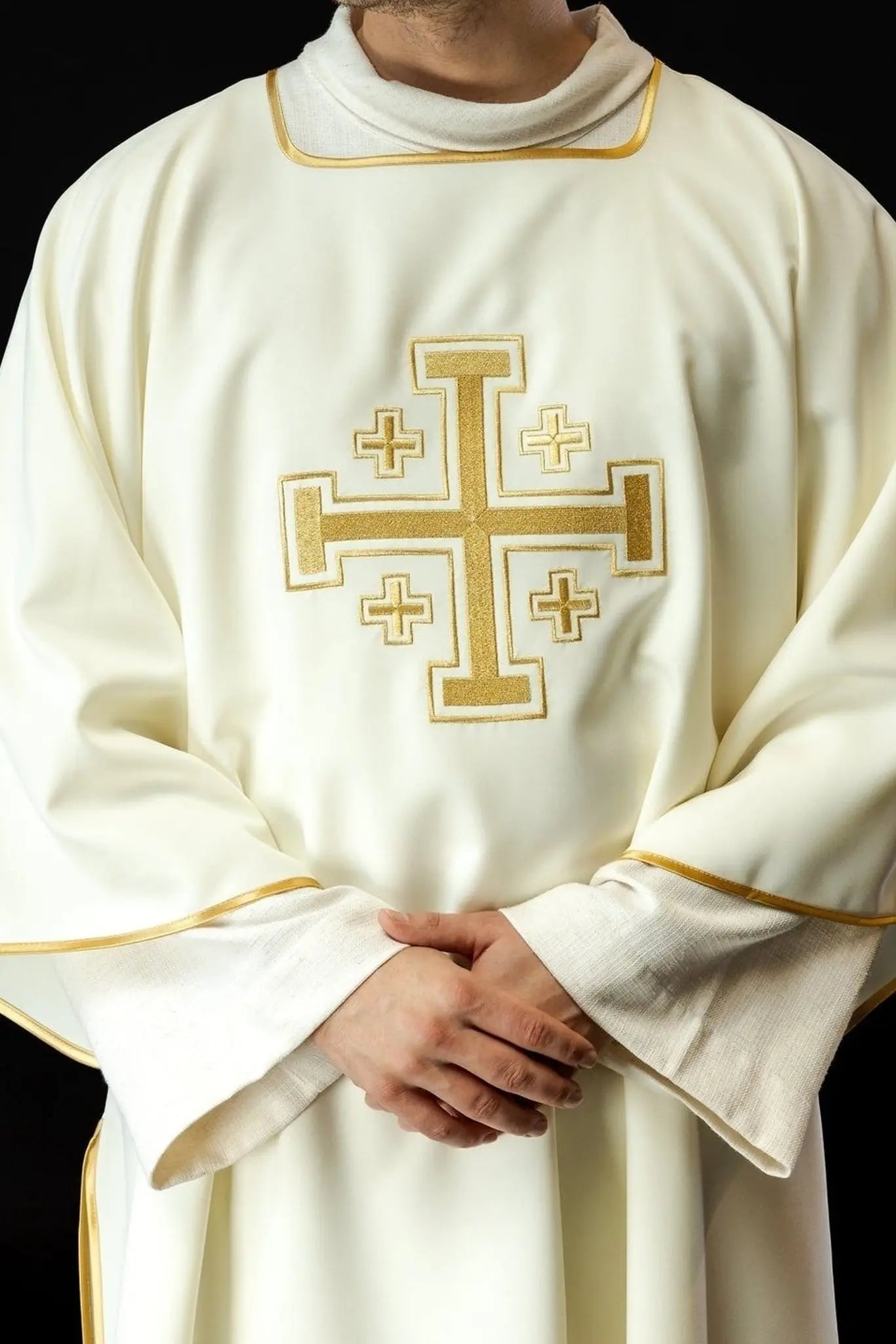 Dalmática ecru con cruces doradas bordadas