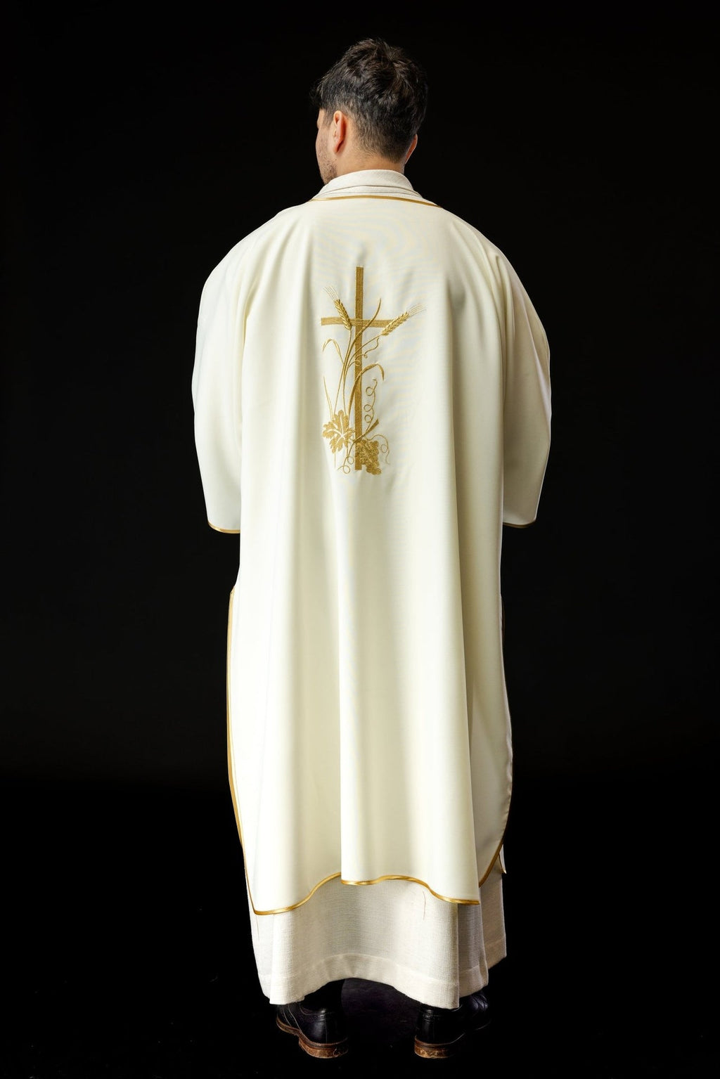 Ecru dalmatyka z złotym haftem krzyża Pax