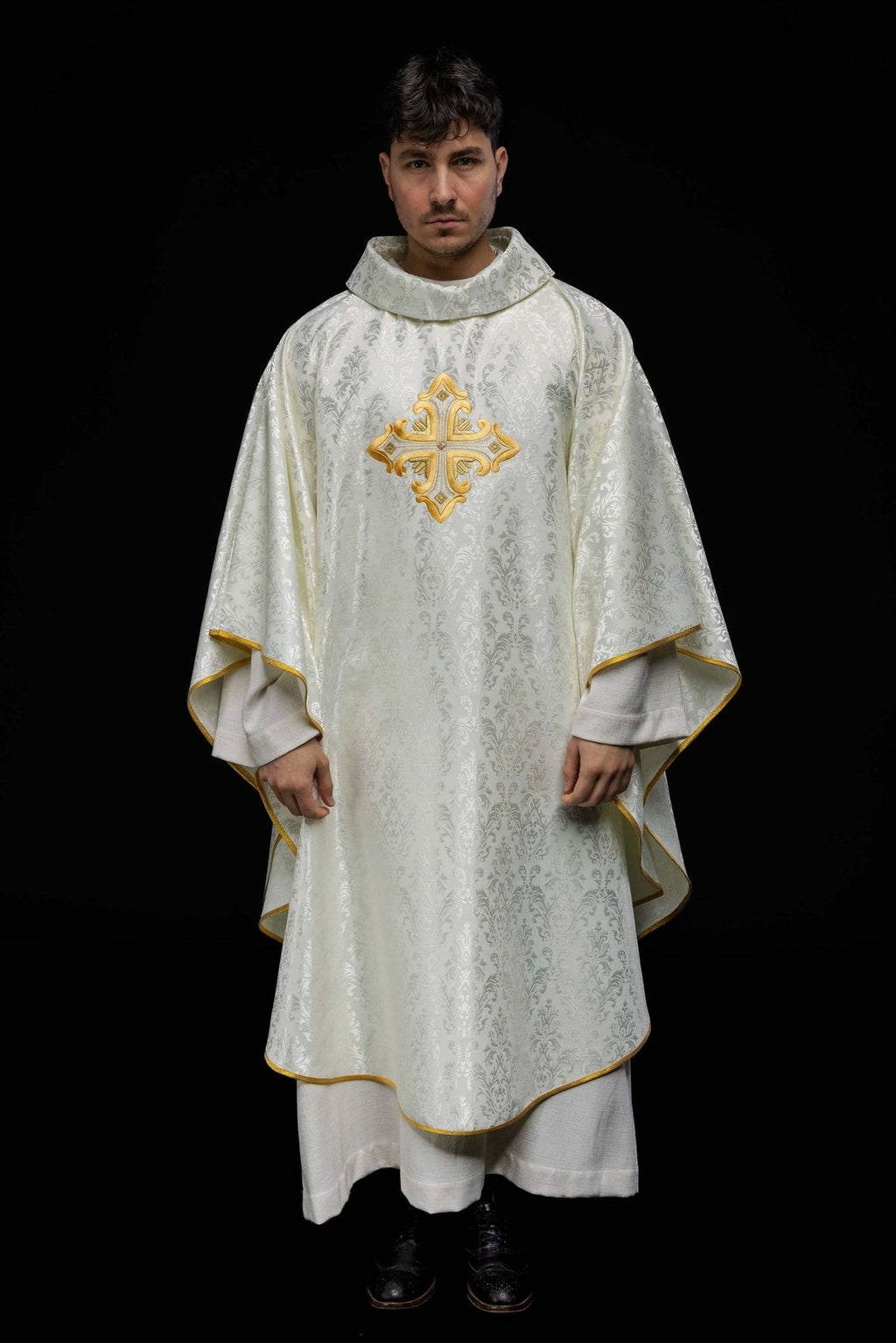 Ecru ornat z krzyżem uszyty z wzorzystej tkaniny