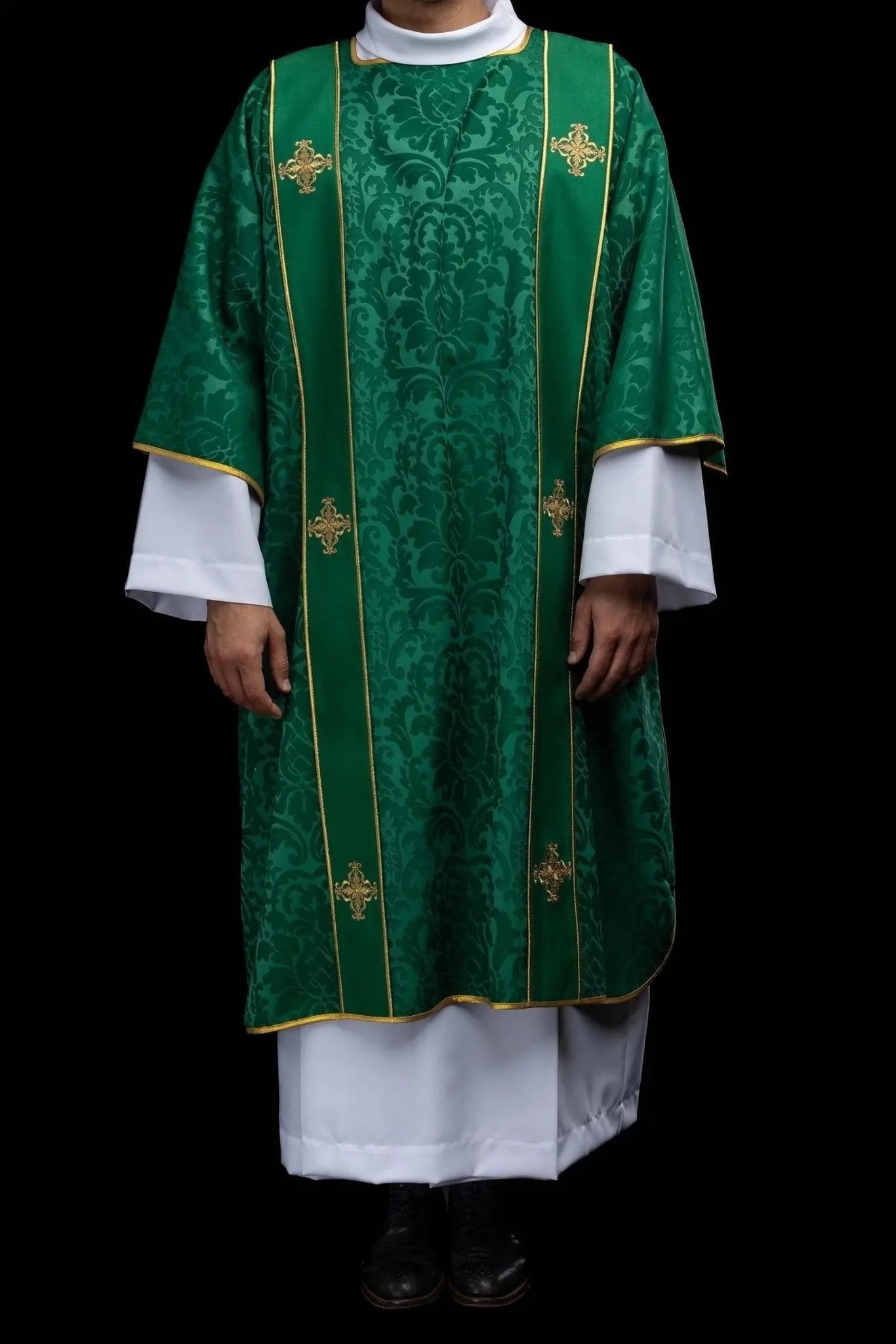 Dalmatica verde de jacquard con bordado de Cruz dorada
