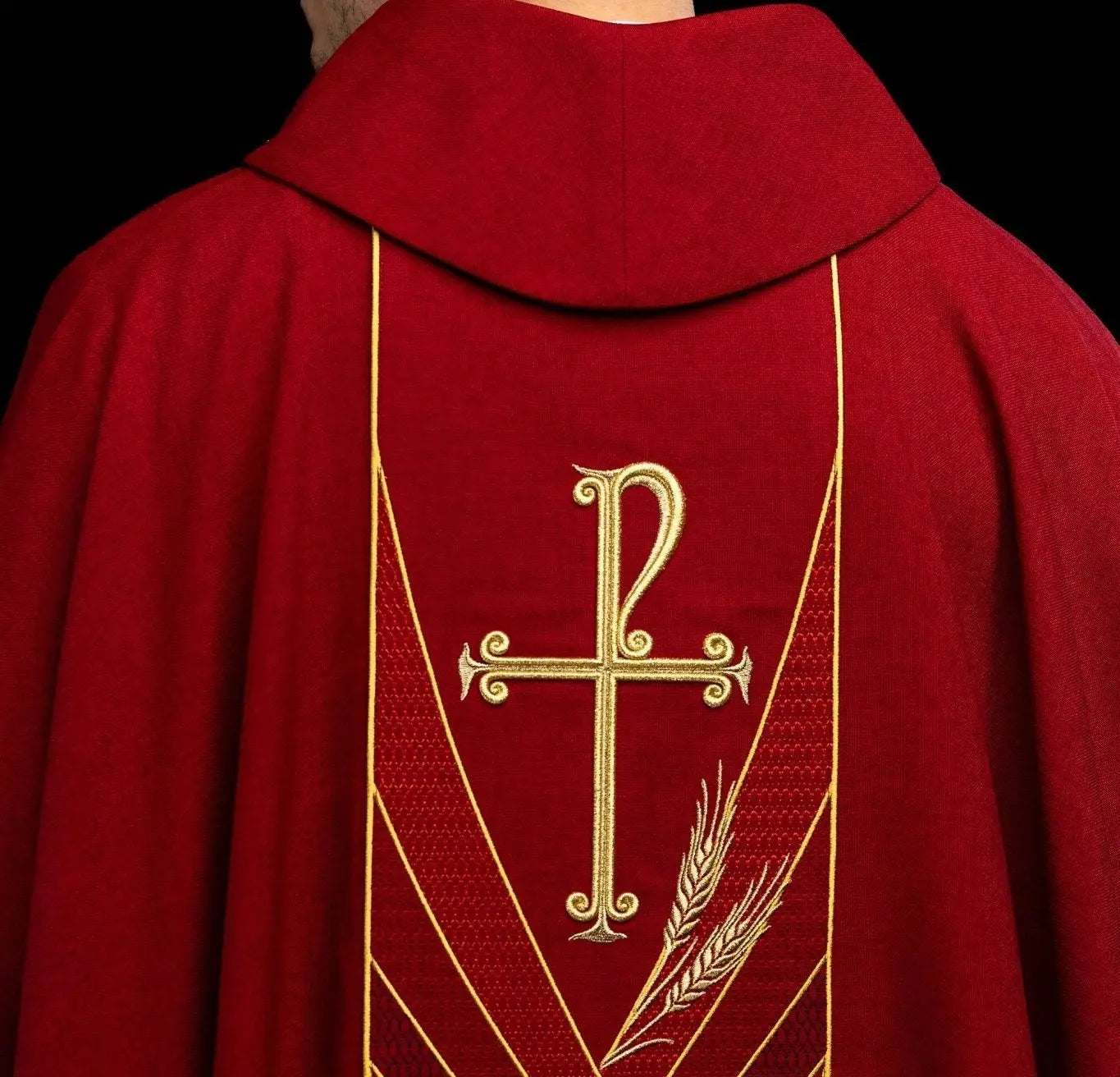 Casulla roja con banda PAX bordada