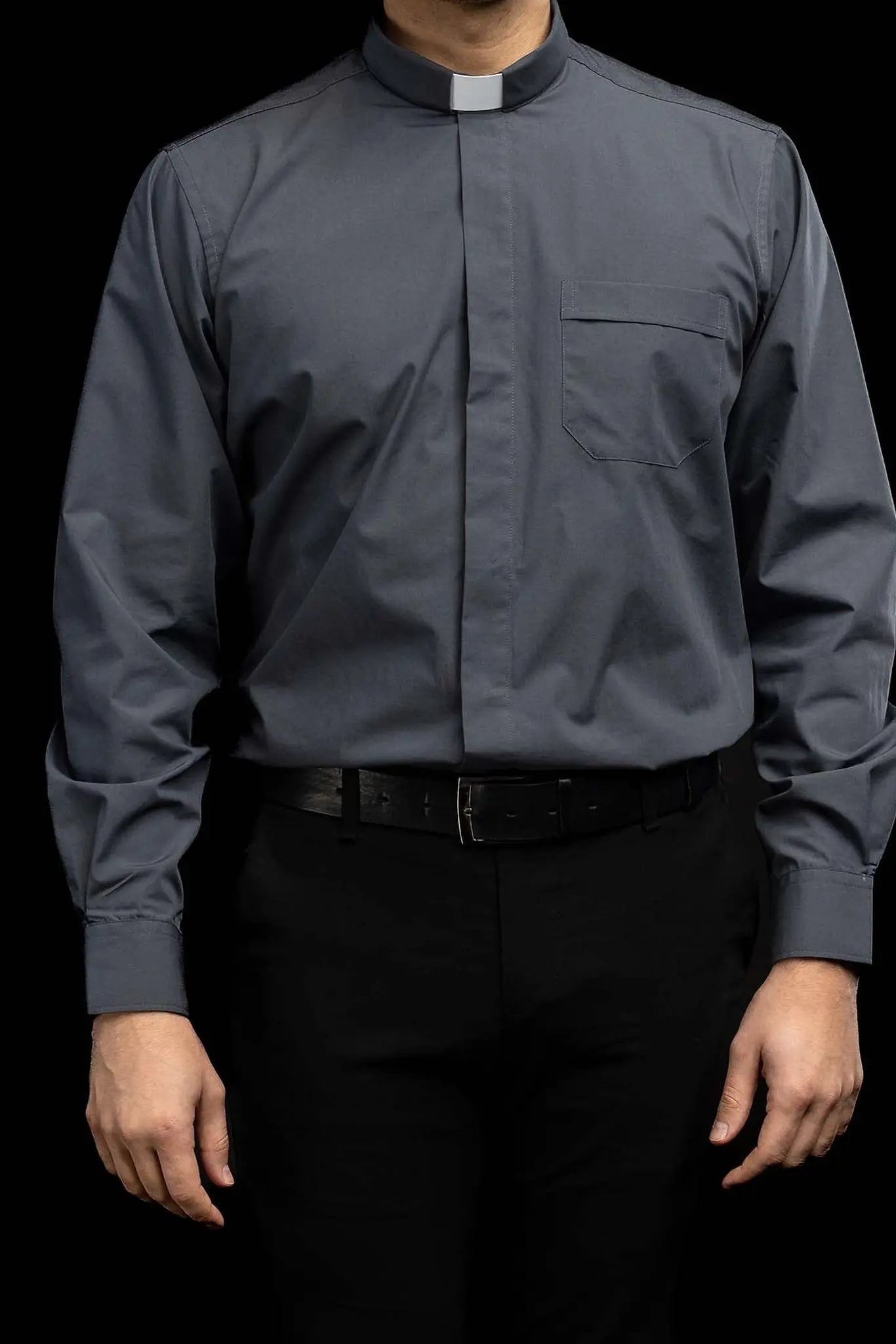 Camisa clerical gris oscuro de manga larga con solapa de cuello