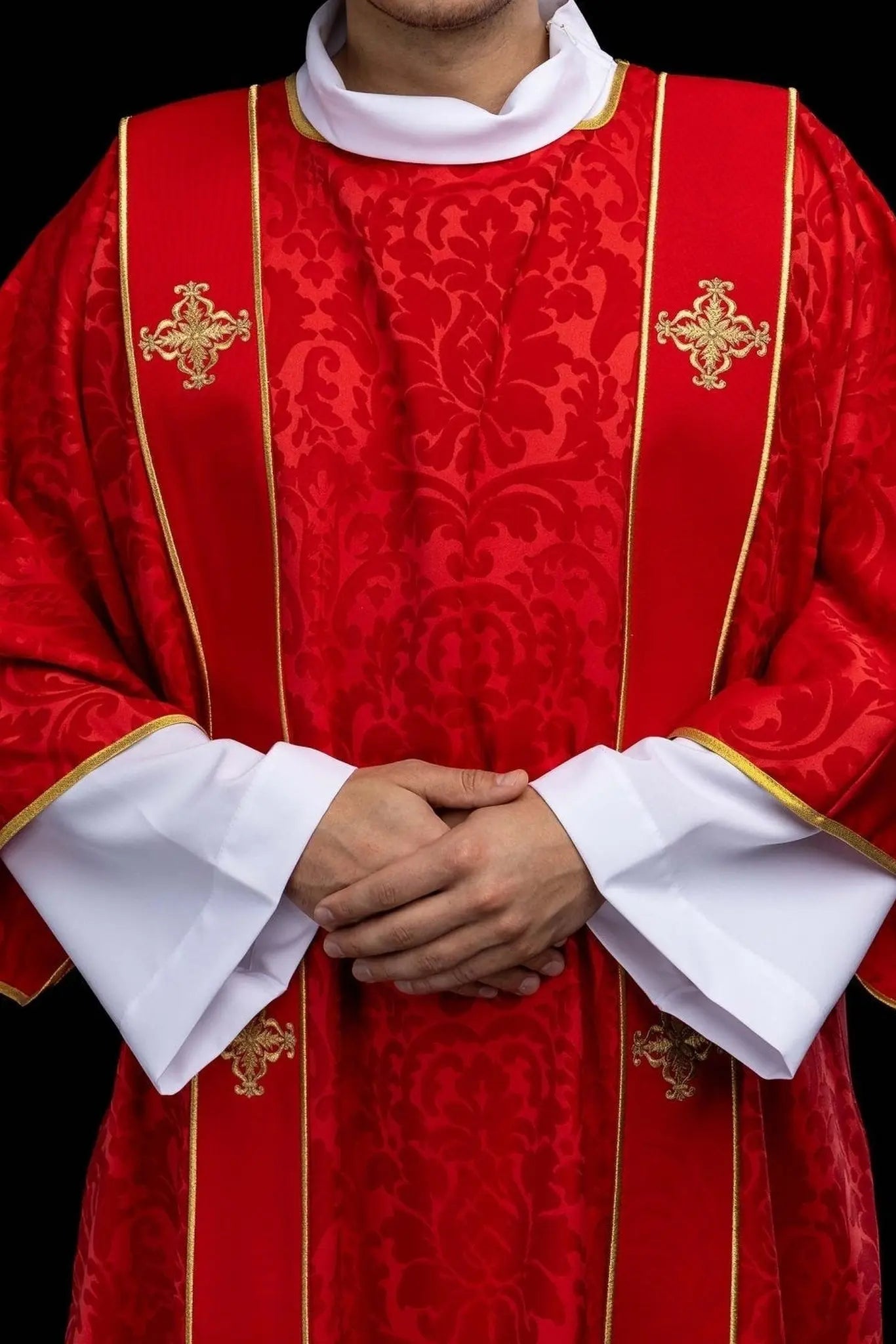 Dalmatica roja de jacquard con bordado de Cruz dorada