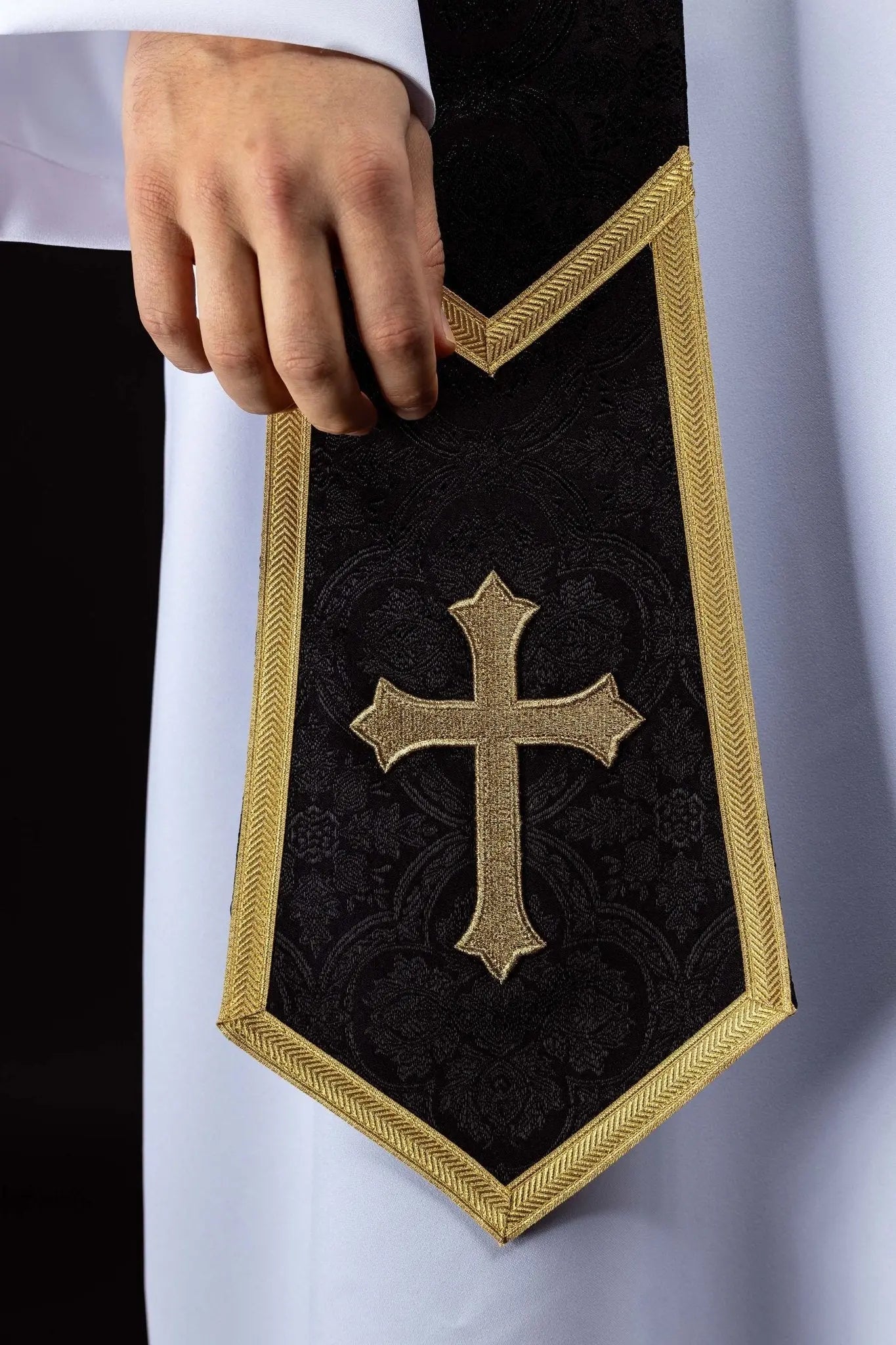 Estola negra de jacquard con Cruz bordada