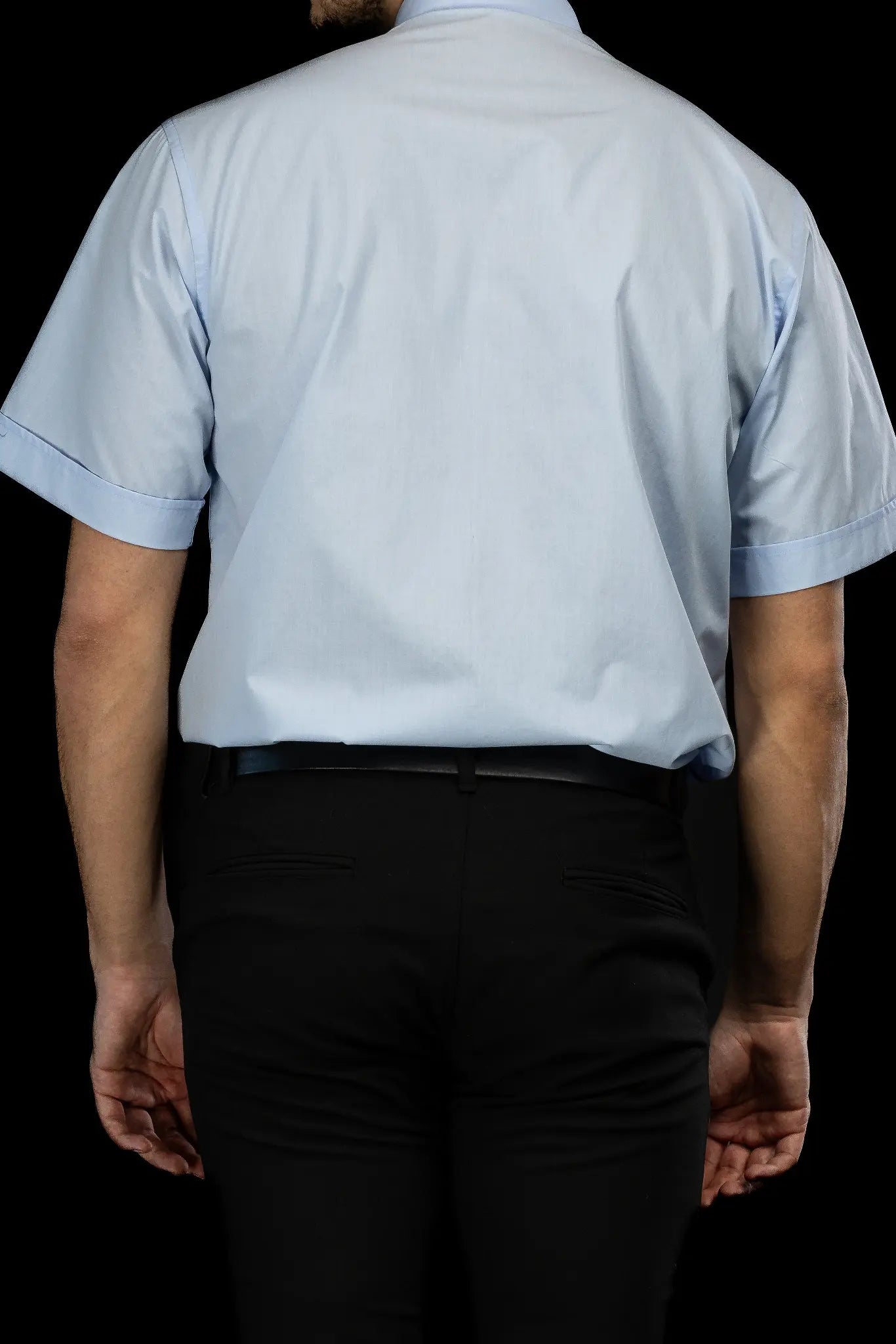 Camisa clerical azul de manga corta con solapa de cuello