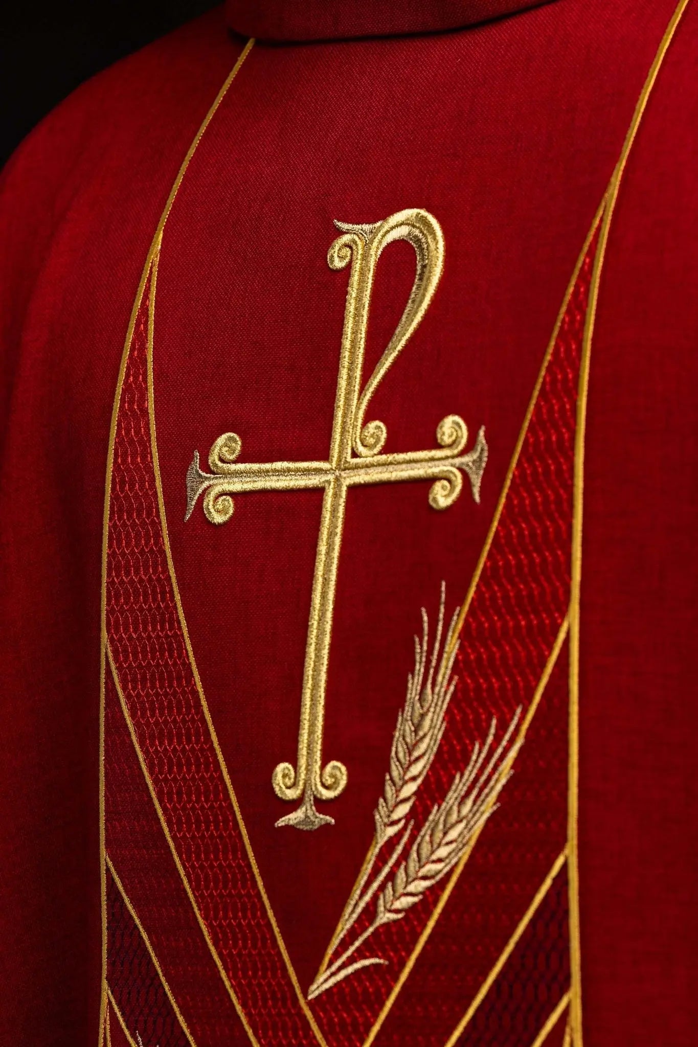 Casulla roja con banda PAX bordada