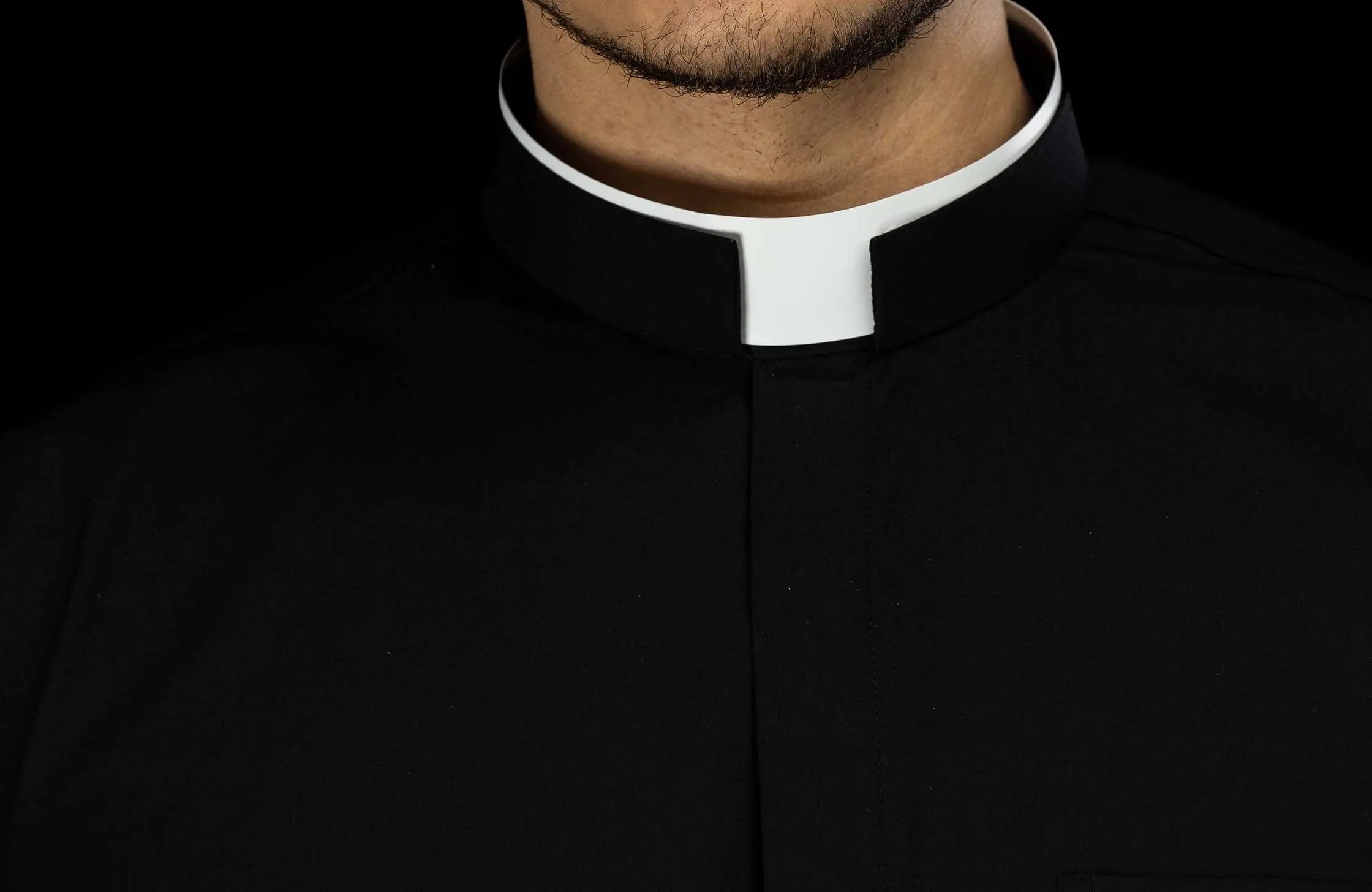 Camisa romana para clero negra de manga larga con solapa de cuello