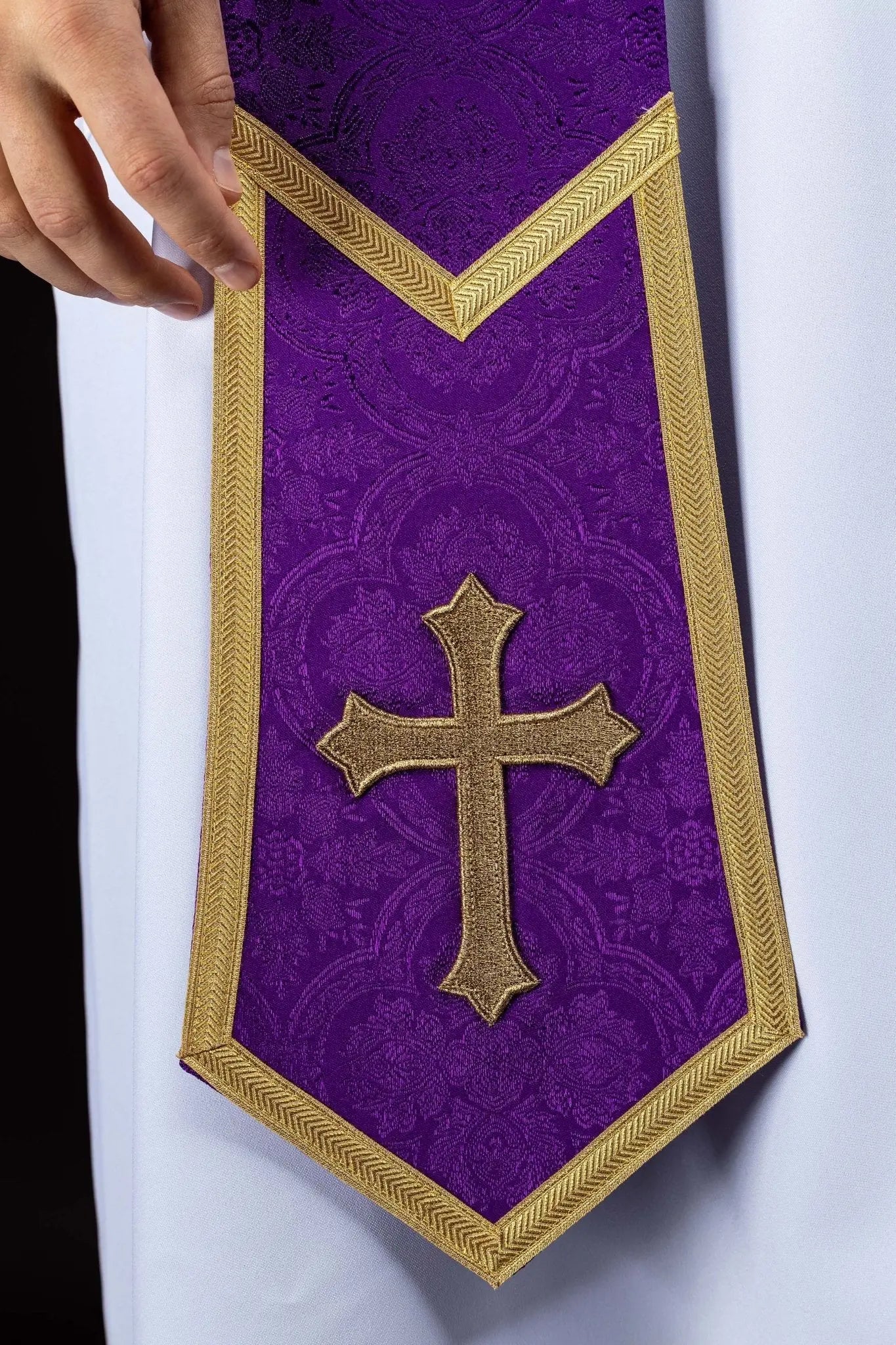 Estola de Jacquard púrpura con Cruz bordada