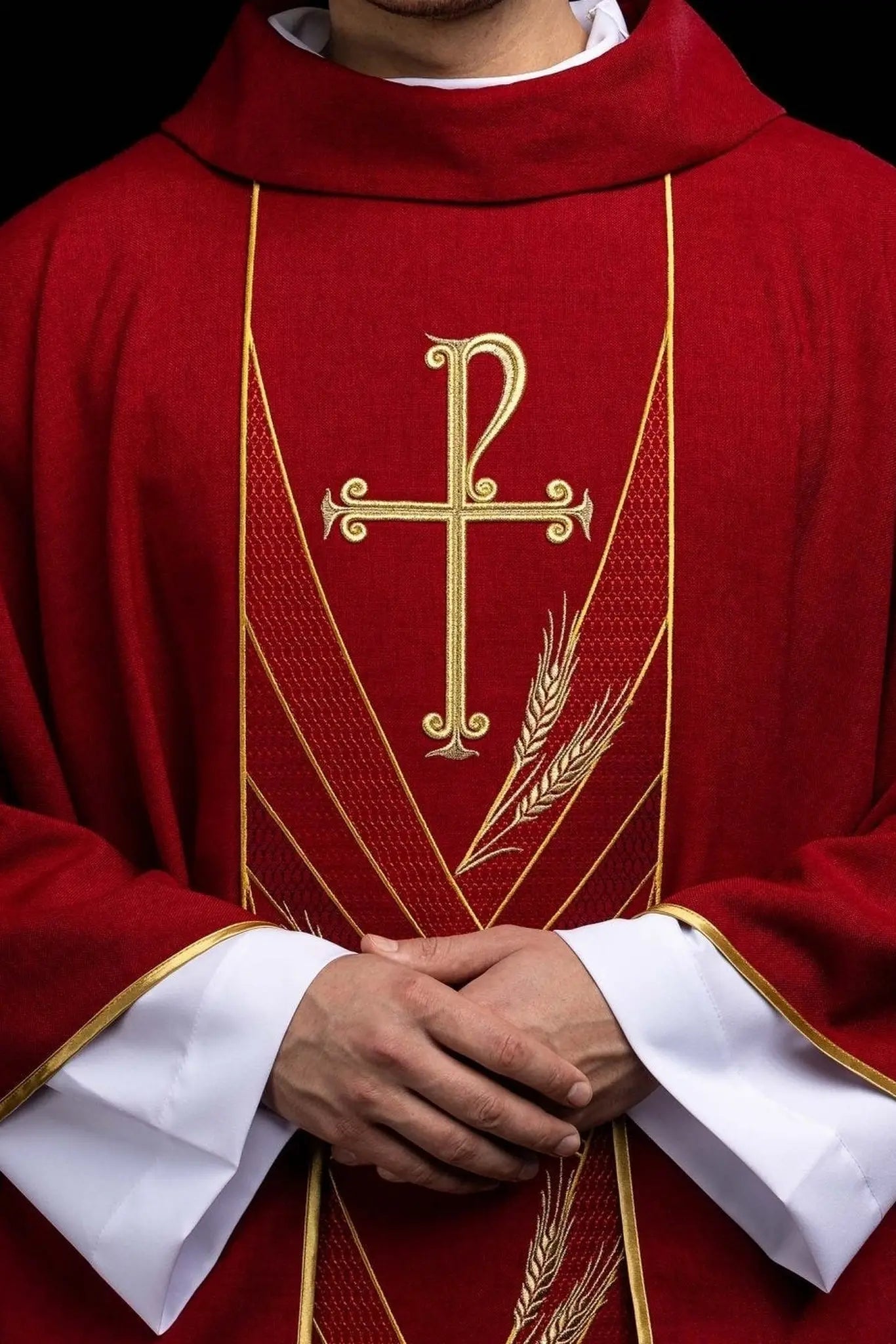 Casulla roja con banda PAX bordada