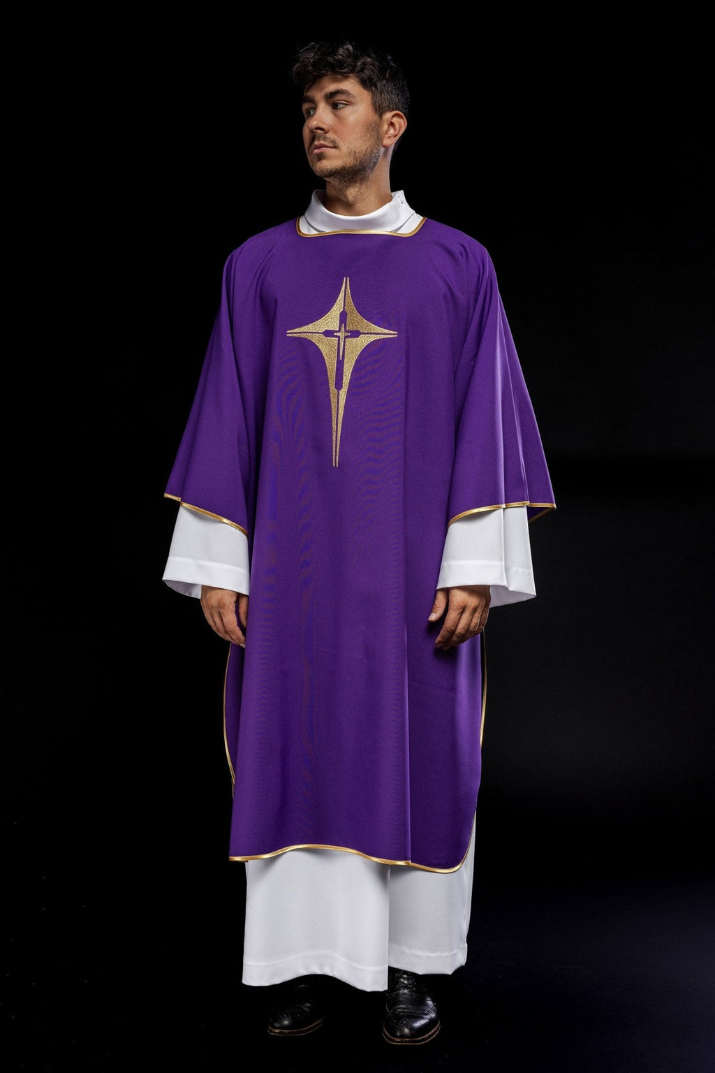 Fioletowa Dalmatyka z haftowanym złotym krzyżem