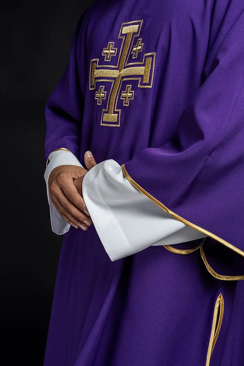 Dalmatica púrpura con cruces doradas bordadas