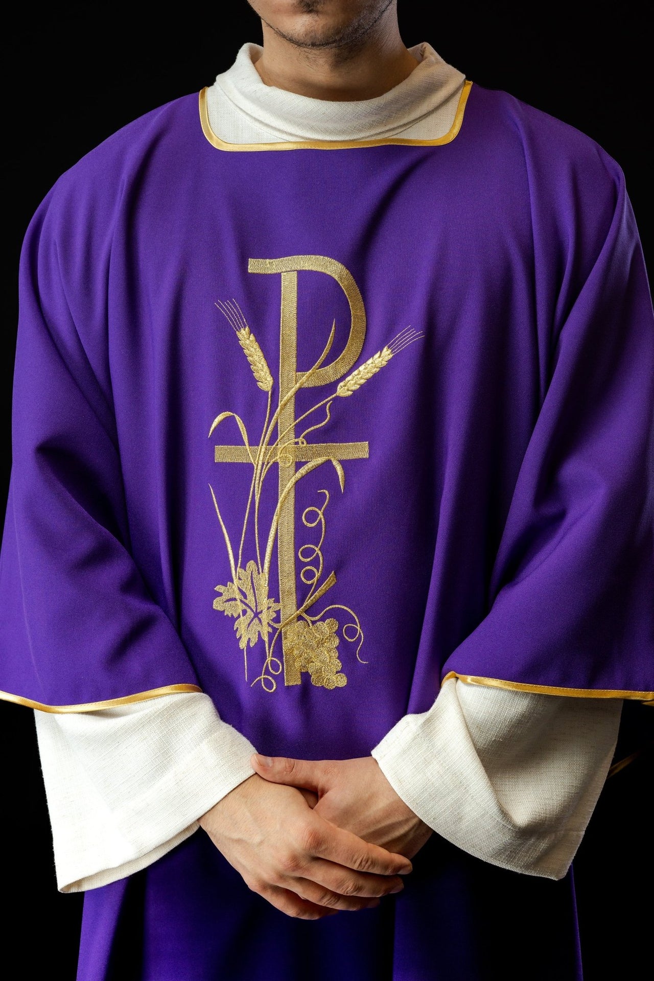 Fioletowa dalmatyka z złotym haftem krzyża Pax