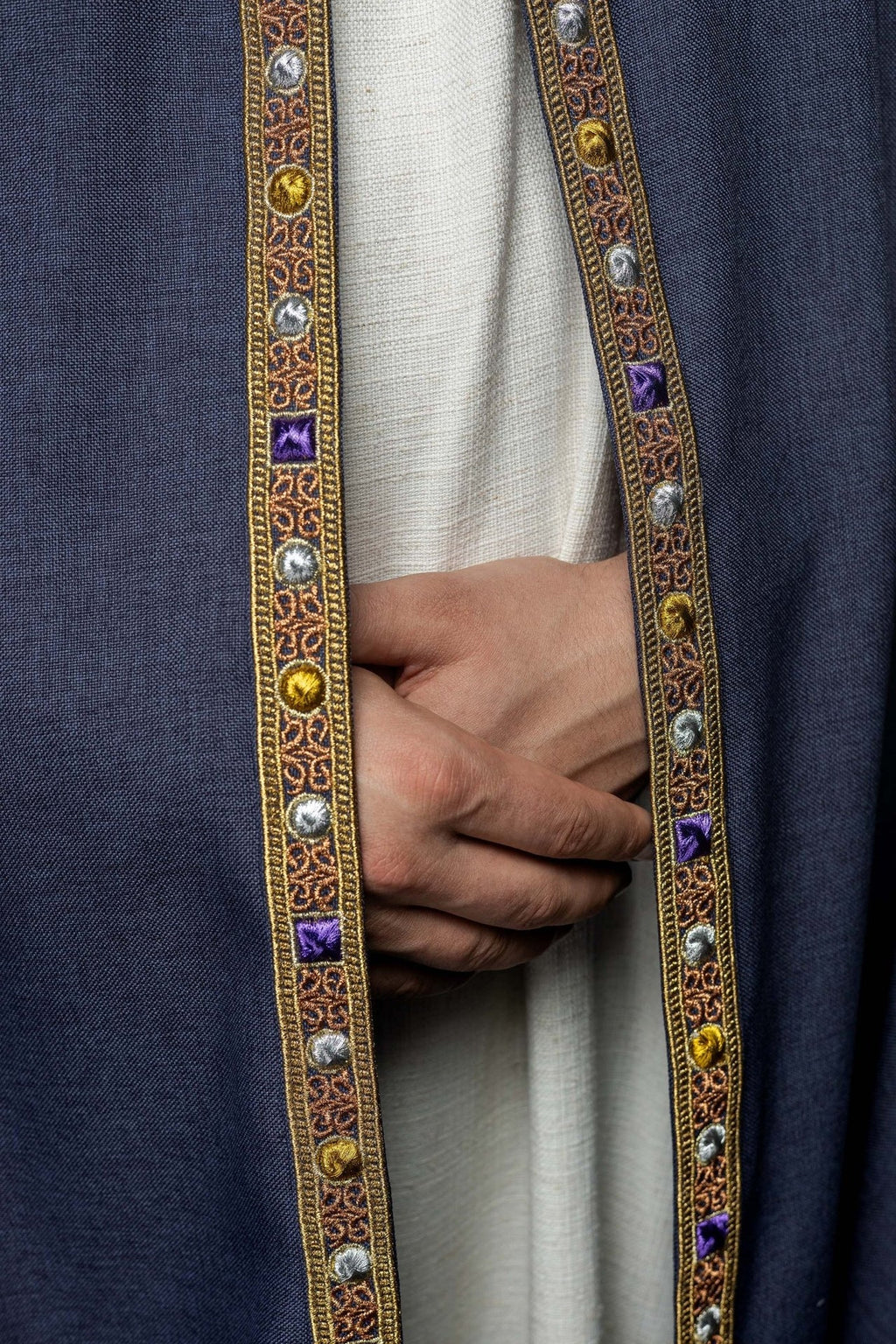 Fioletowa kapa liturgiczna z złotym IHS