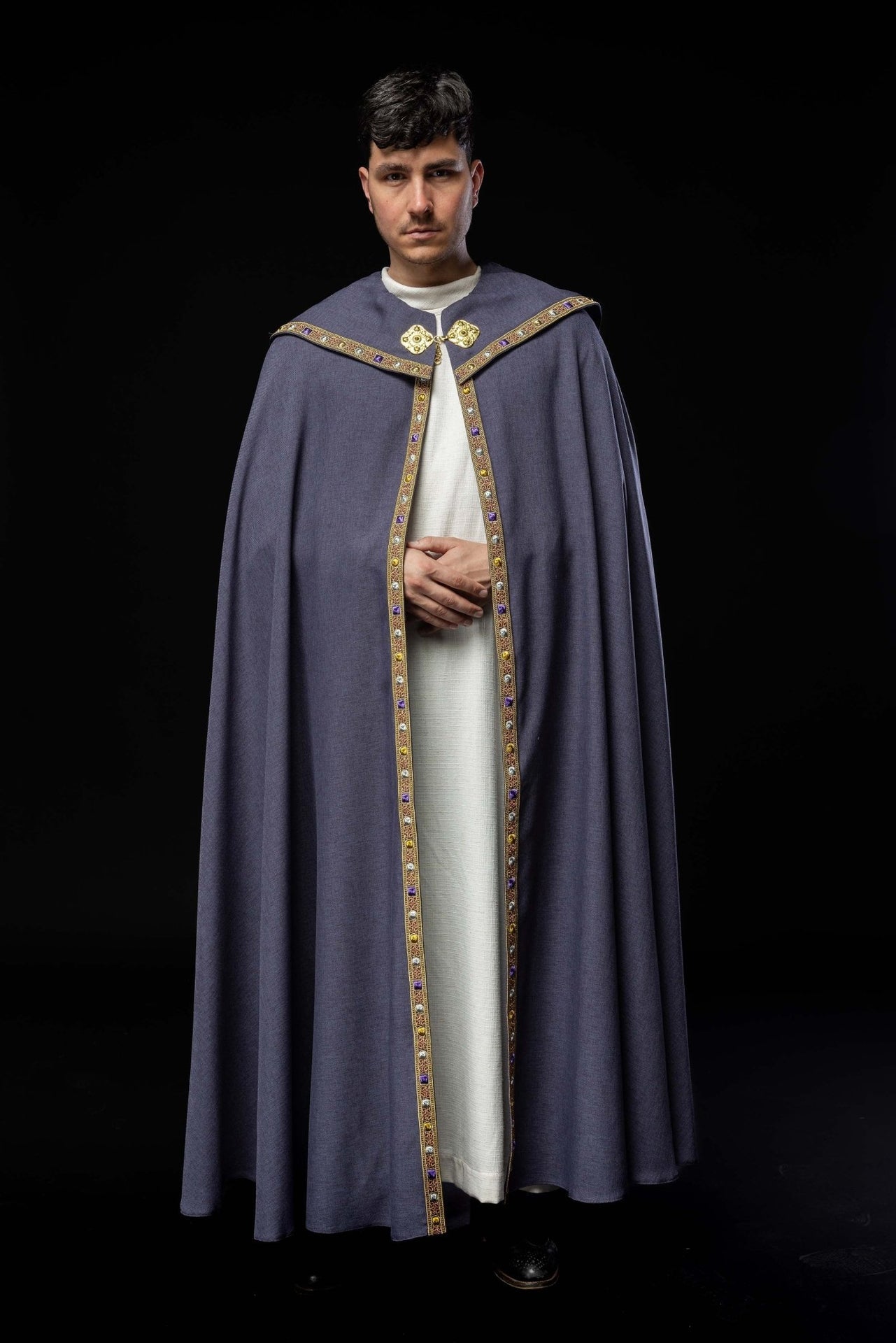 Fioletowa kapa liturgiczna z złotym IHS