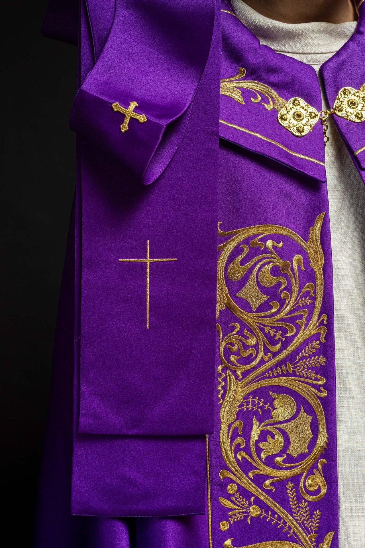 Fioletowa kapa liturgiczna z złotym monogramem IHS