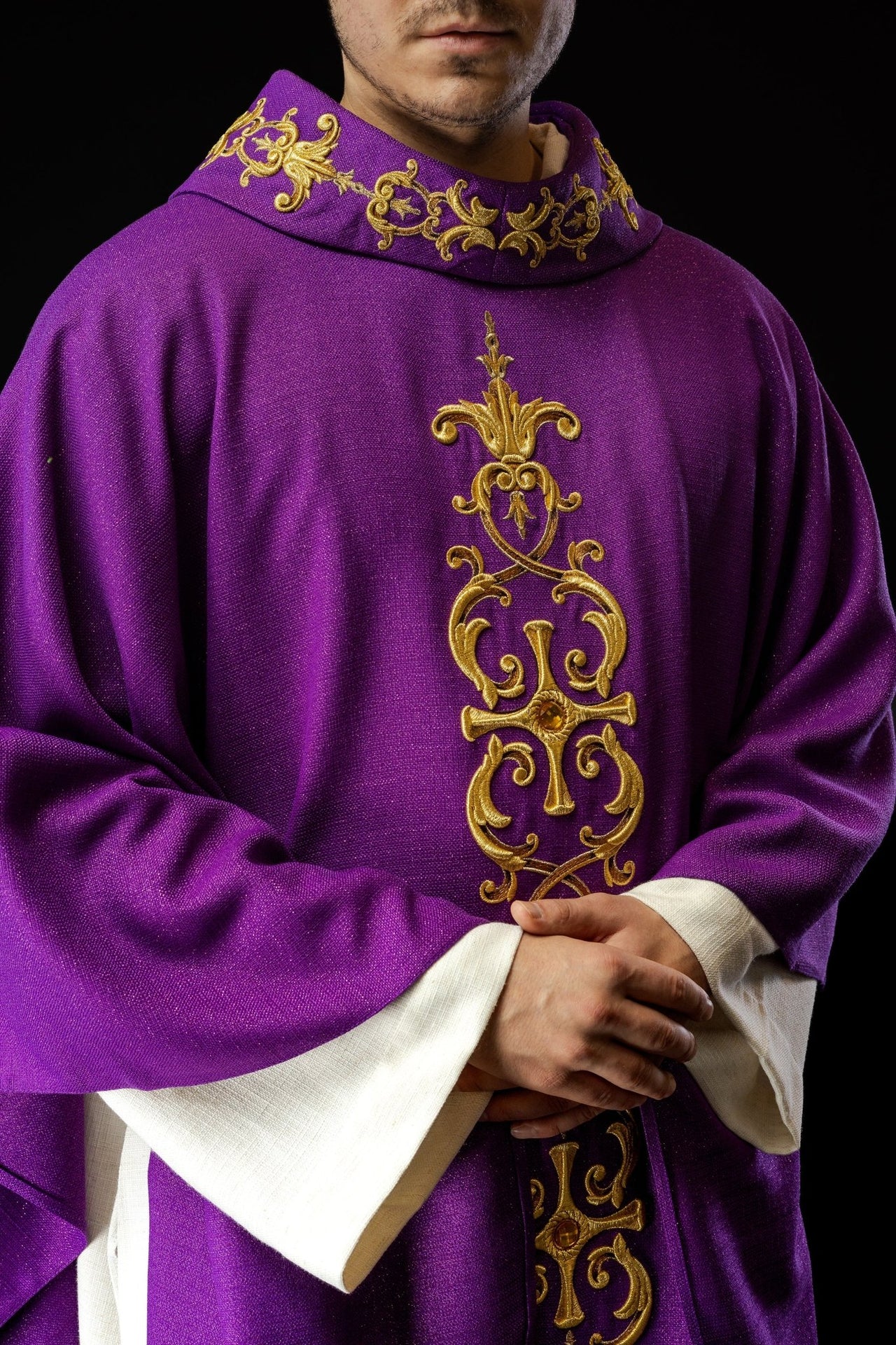 Fioletowy ornat bogato haftowany z kamieniami