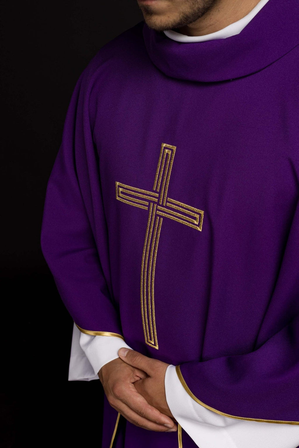 Fioletowy ornat haftowany z Krzyżem