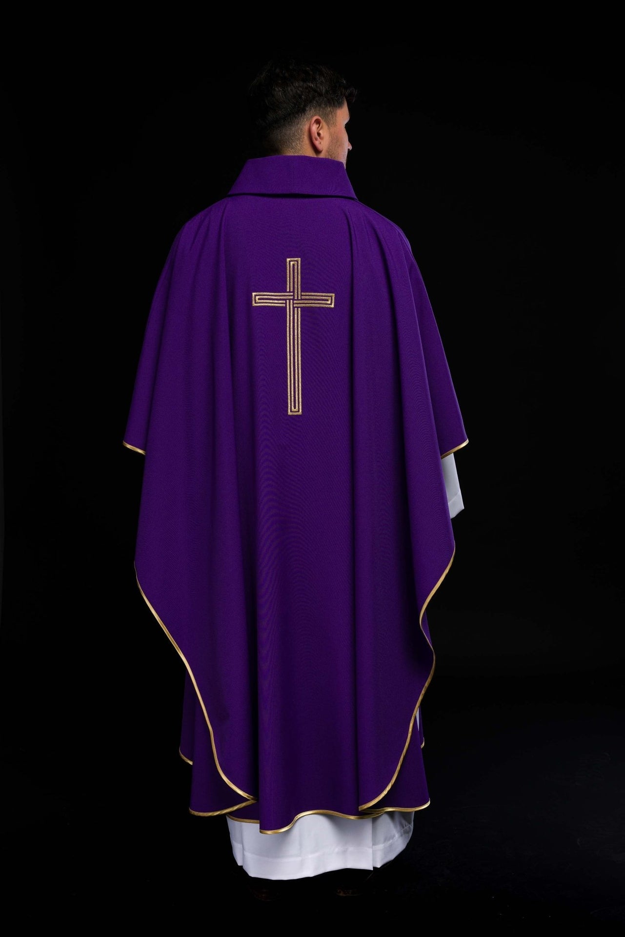 Fioletowy ornat haftowany z Krzyżem