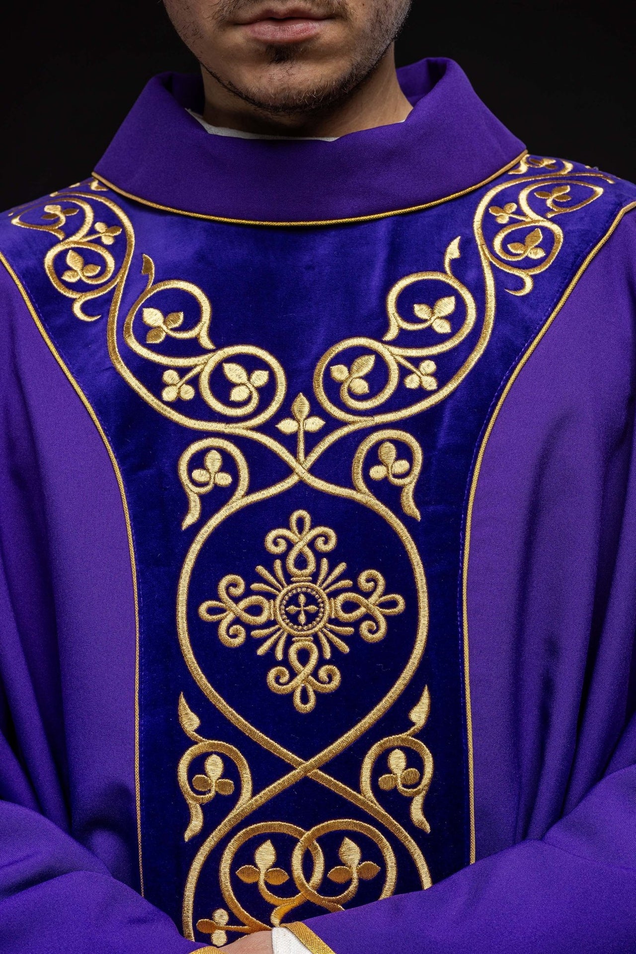 Fioletowy ornat liturgiczny zdobiony haftem na aksamicie