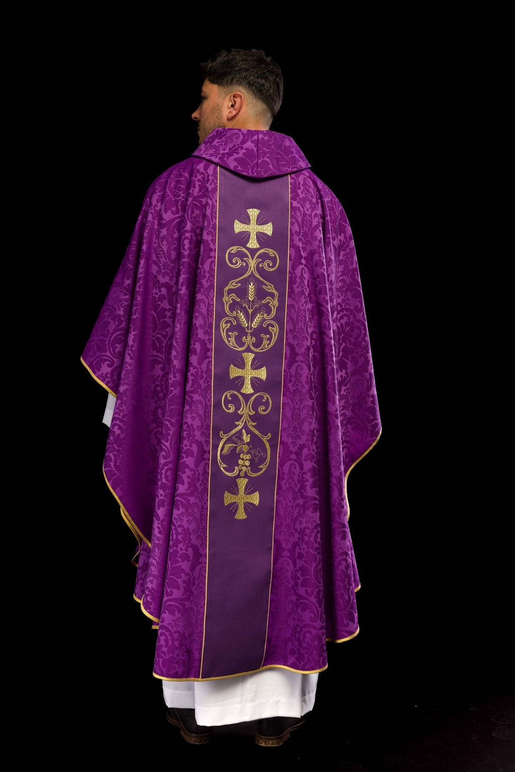 Fioletowy ornat liturgiczny zdobiony haftowanym pasem