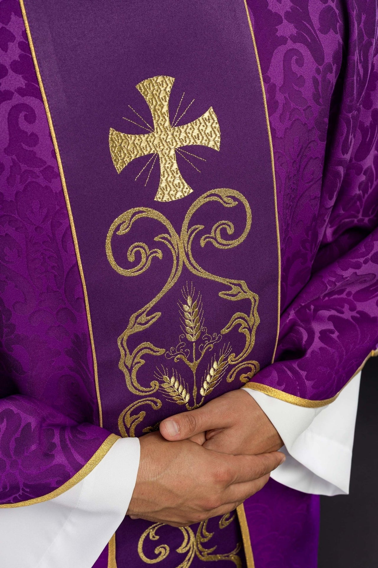 Fioletowy ornat liturgiczny zdobiony haftowanym pasem