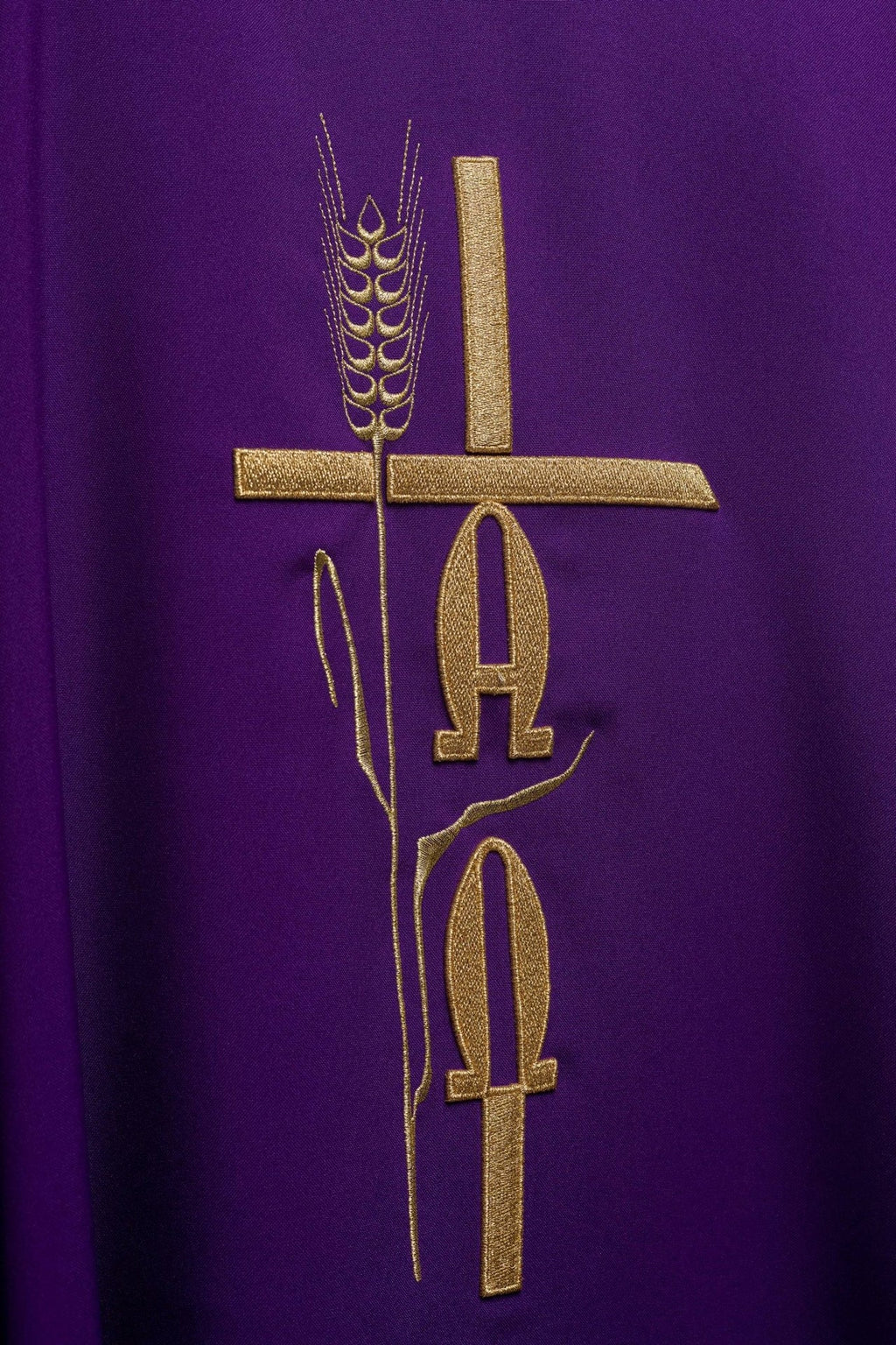 Fioletowy ornat z haftem Alfa Omega