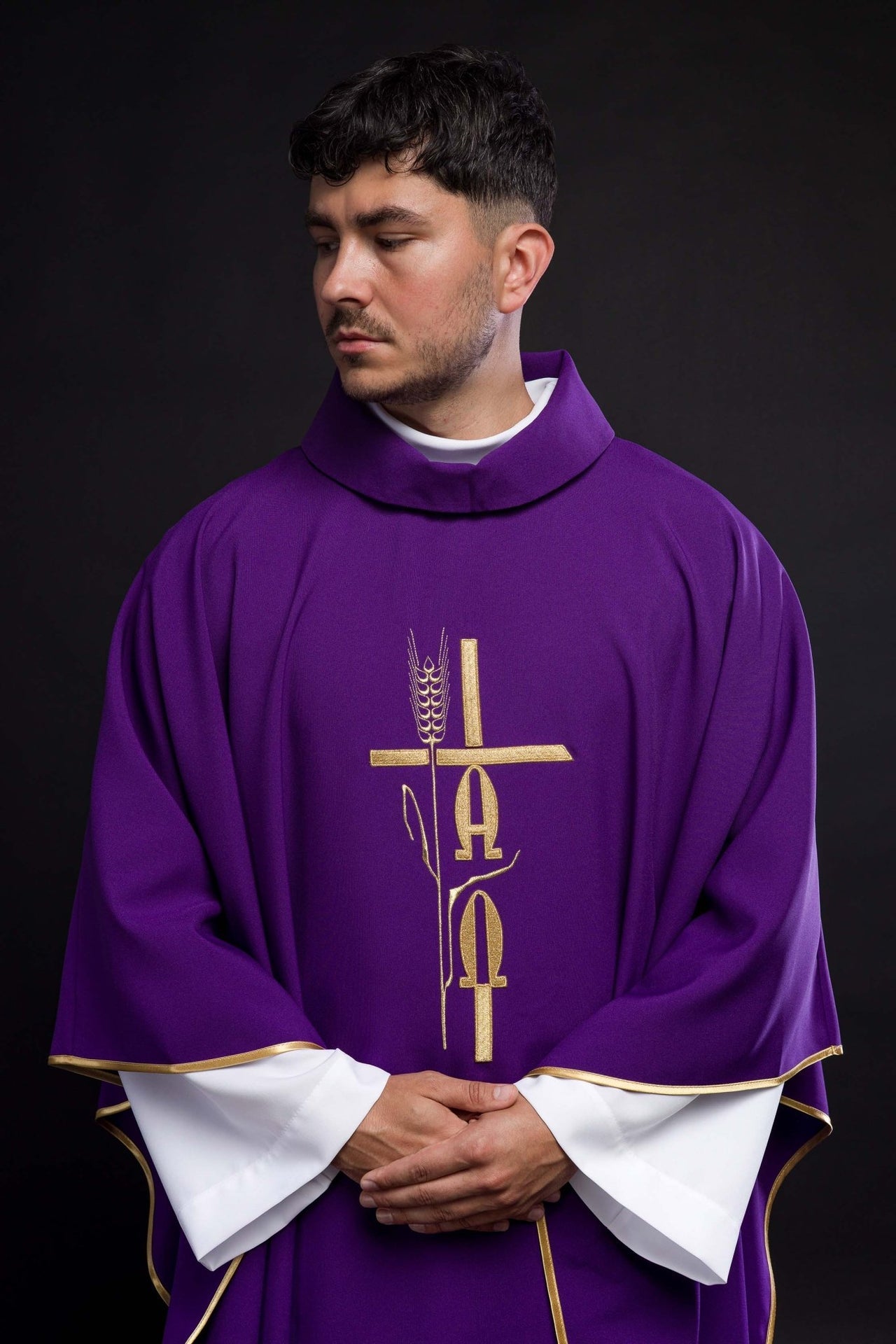 Fioletowy ornat z haftem Alfa Omega