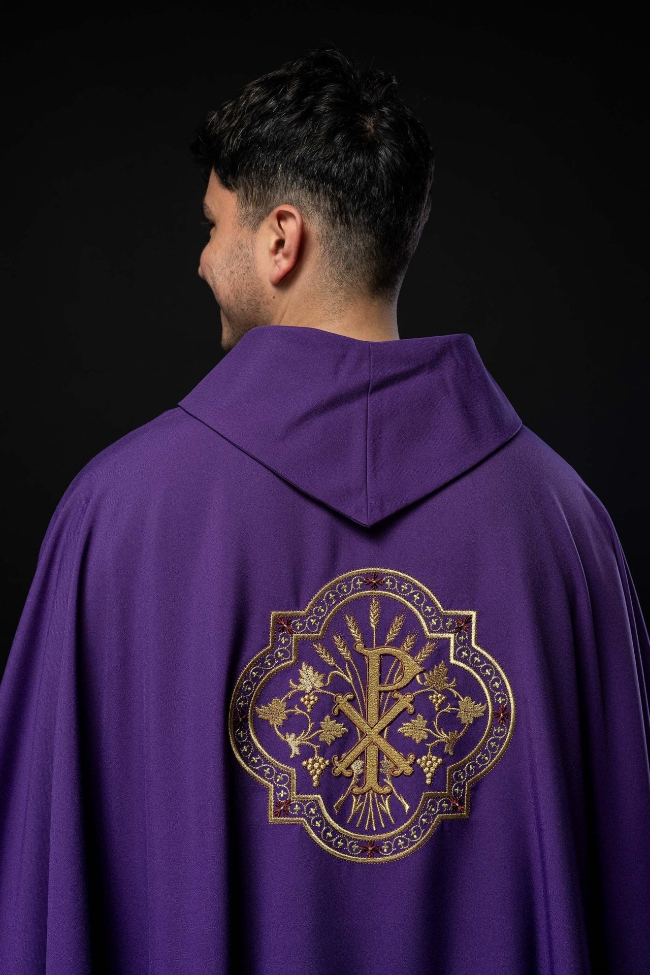 Fioletowy ornat z haftem IHS i PAX