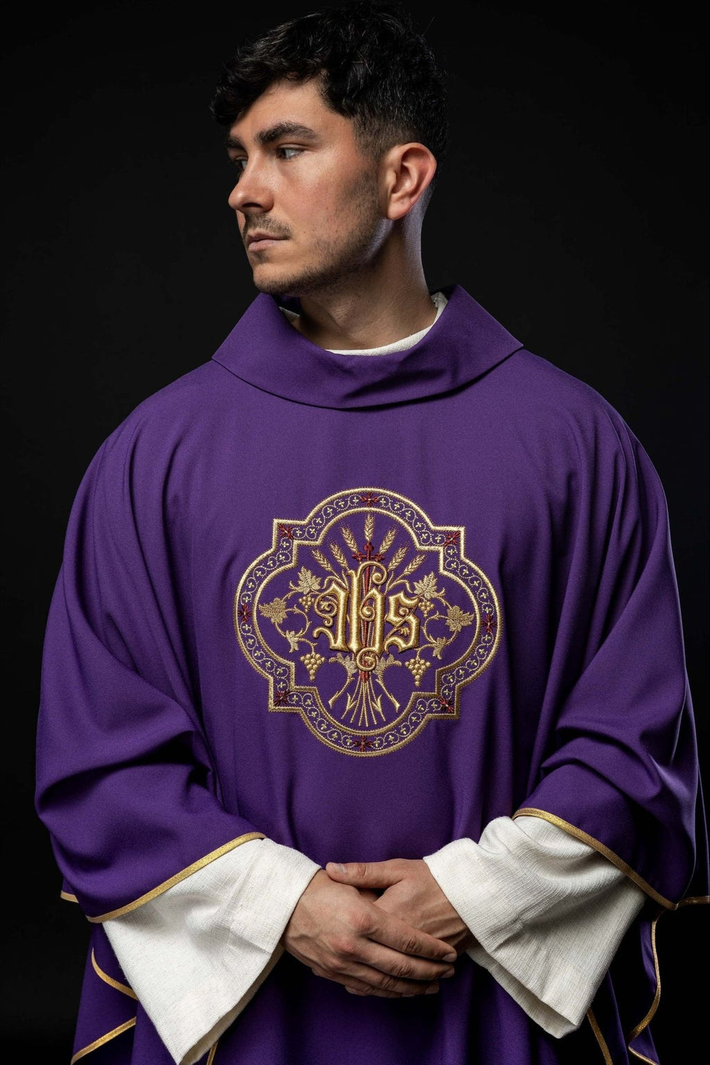 Fioletowy ornat z haftem IHS i PAX