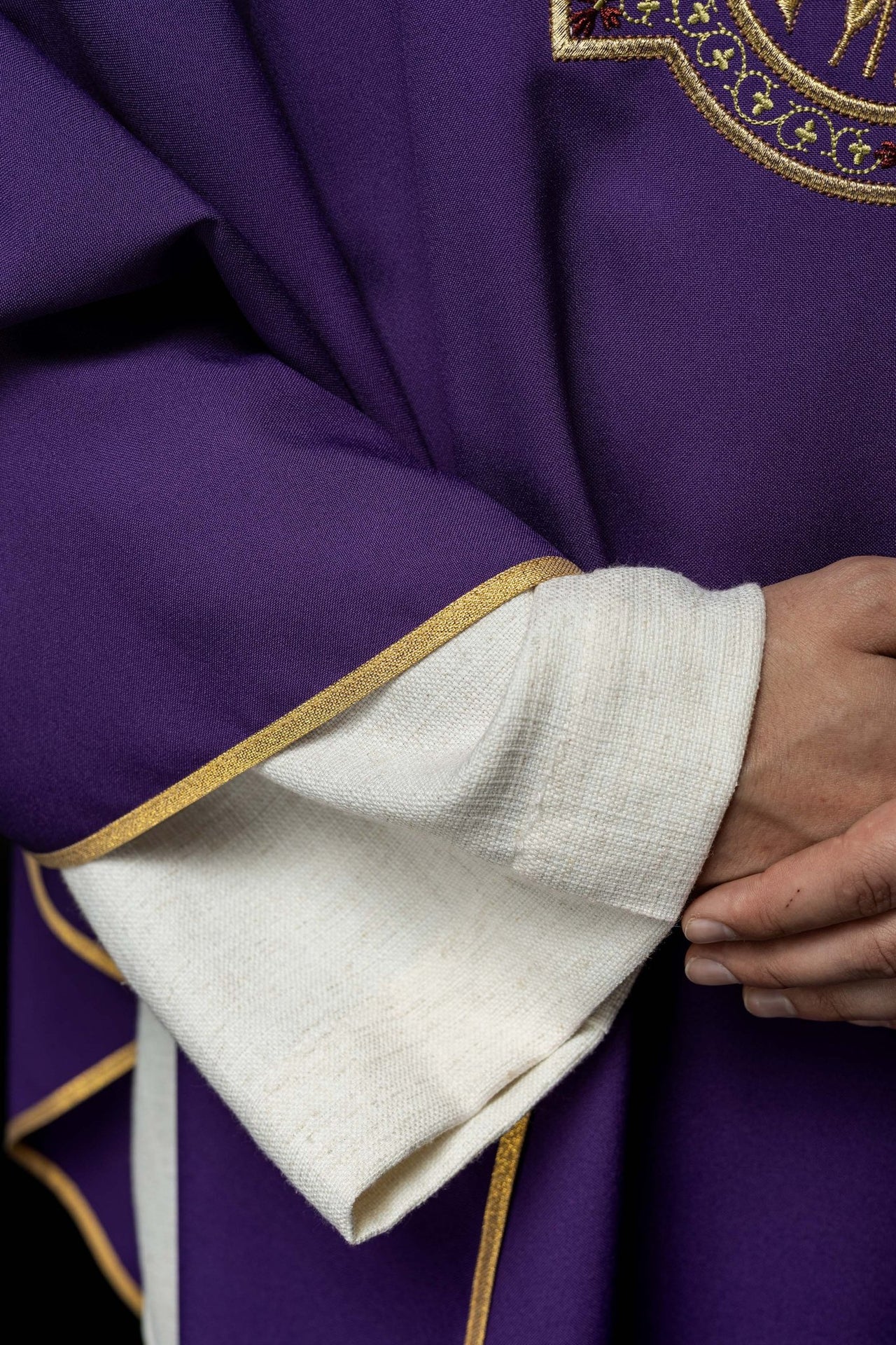 Fioletowy ornat z haftem IHS i PAX