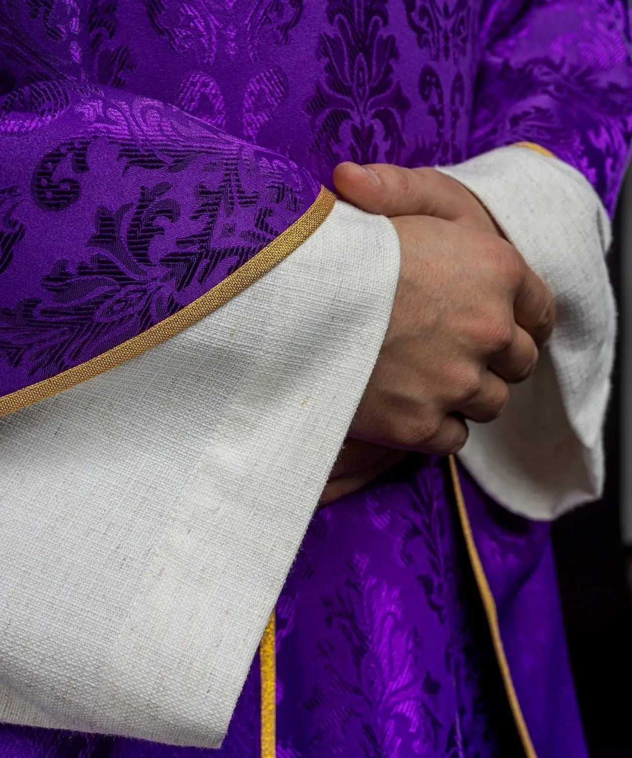 Casulla Púrpura con Cruz, Hecha de Tela Estampada