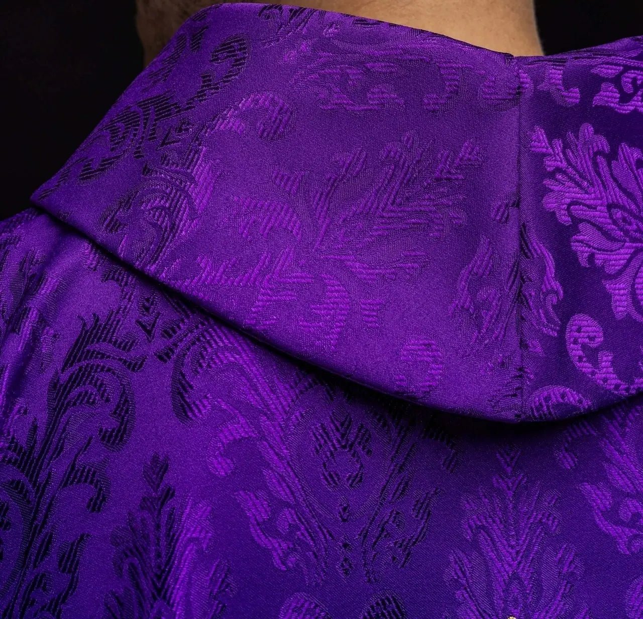 Casulla Púrpura con Cruz, Hecha de Tela Estampada