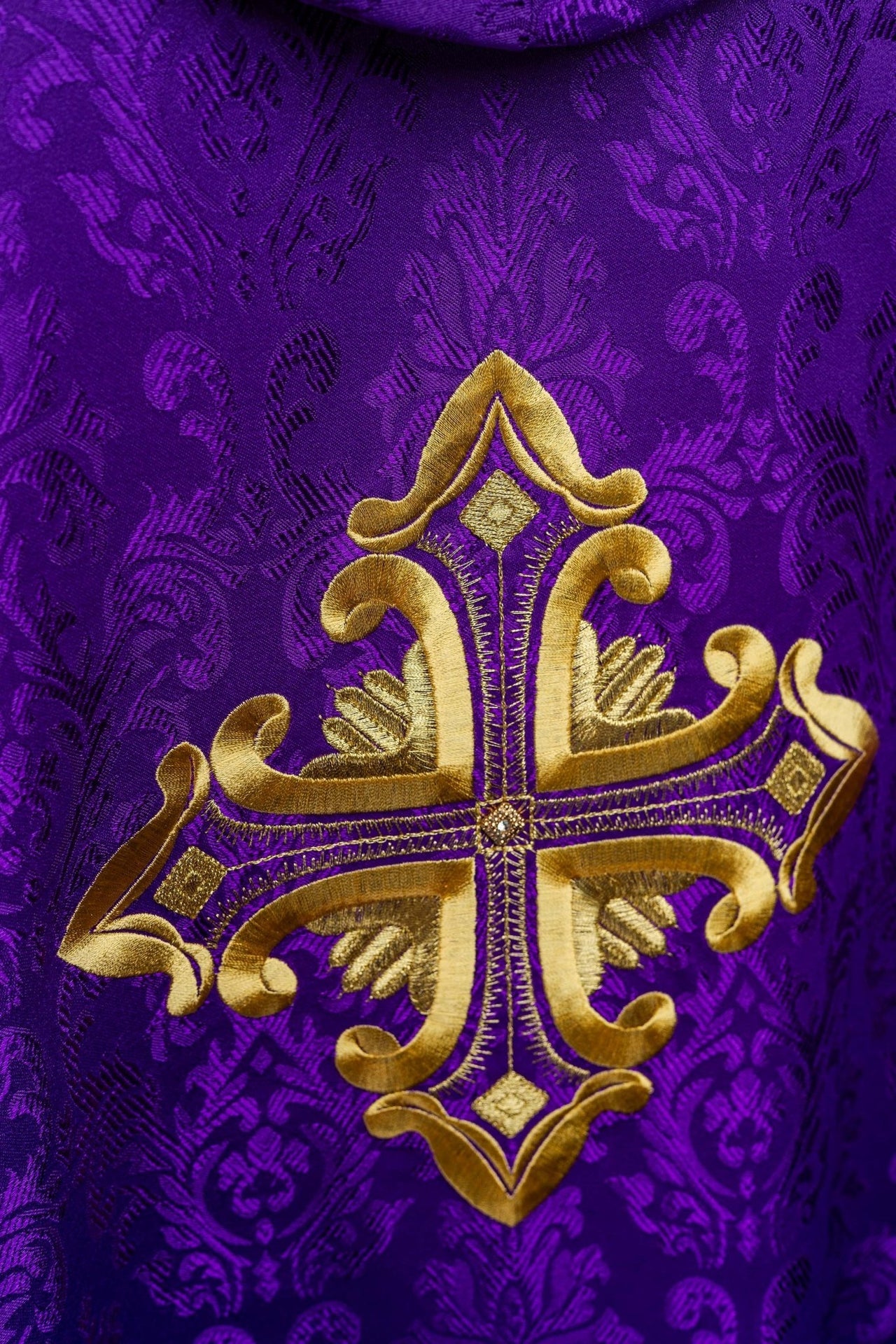 Fioletowy ornat z krzyżem uszyty z wzorzystej tkaniny