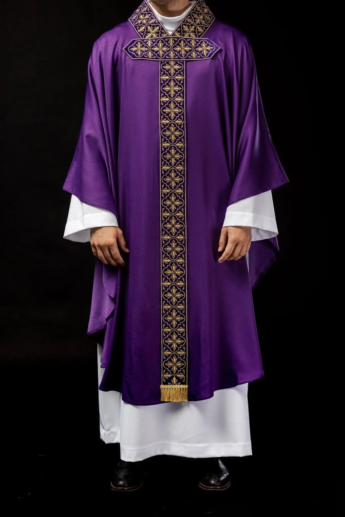 Casulla púrpura decorada con quinientas piedras decorativas