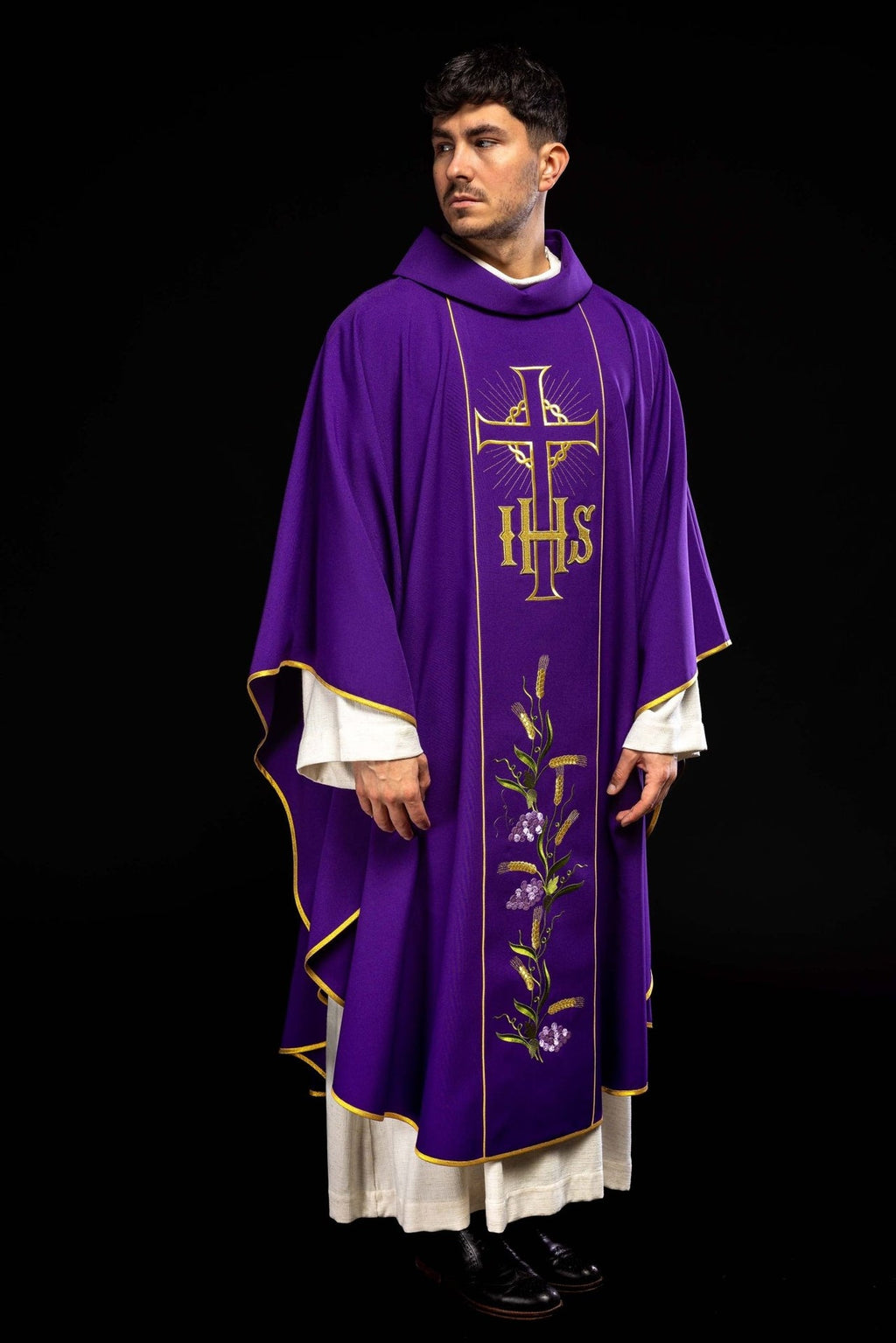 Fioletowy ornat ze zdobionym złotym pasem w IHS i kłosy