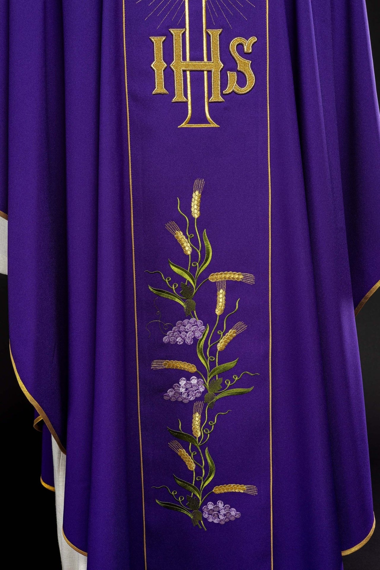 Fioletowy ornat ze zdobionym złotym pasem w IHS i kłosy