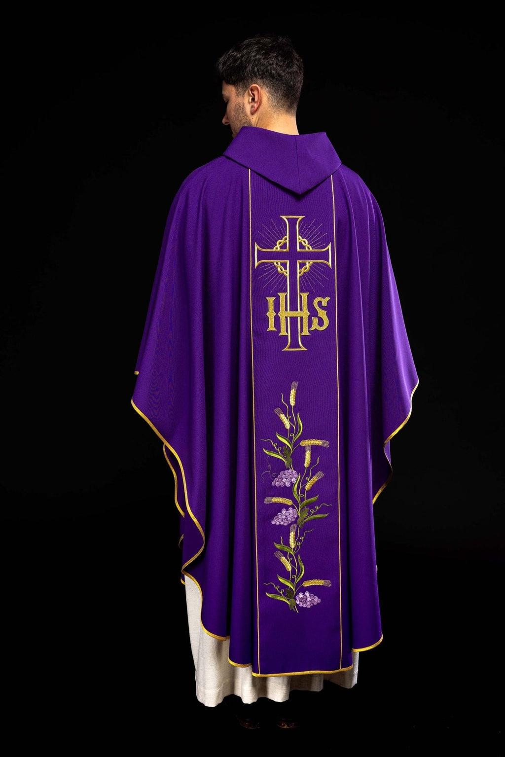 Fioletowy ornat ze zdobionym złotym pasem w IHS i kłosy