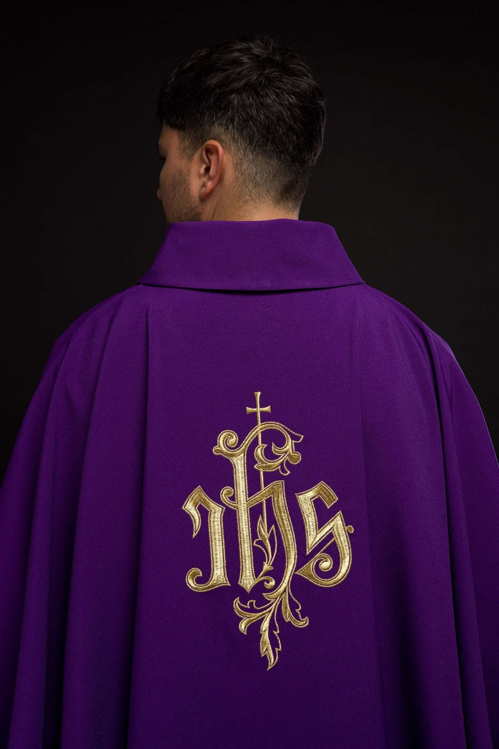 Fioletowy ornat ze złotym haftem IHS