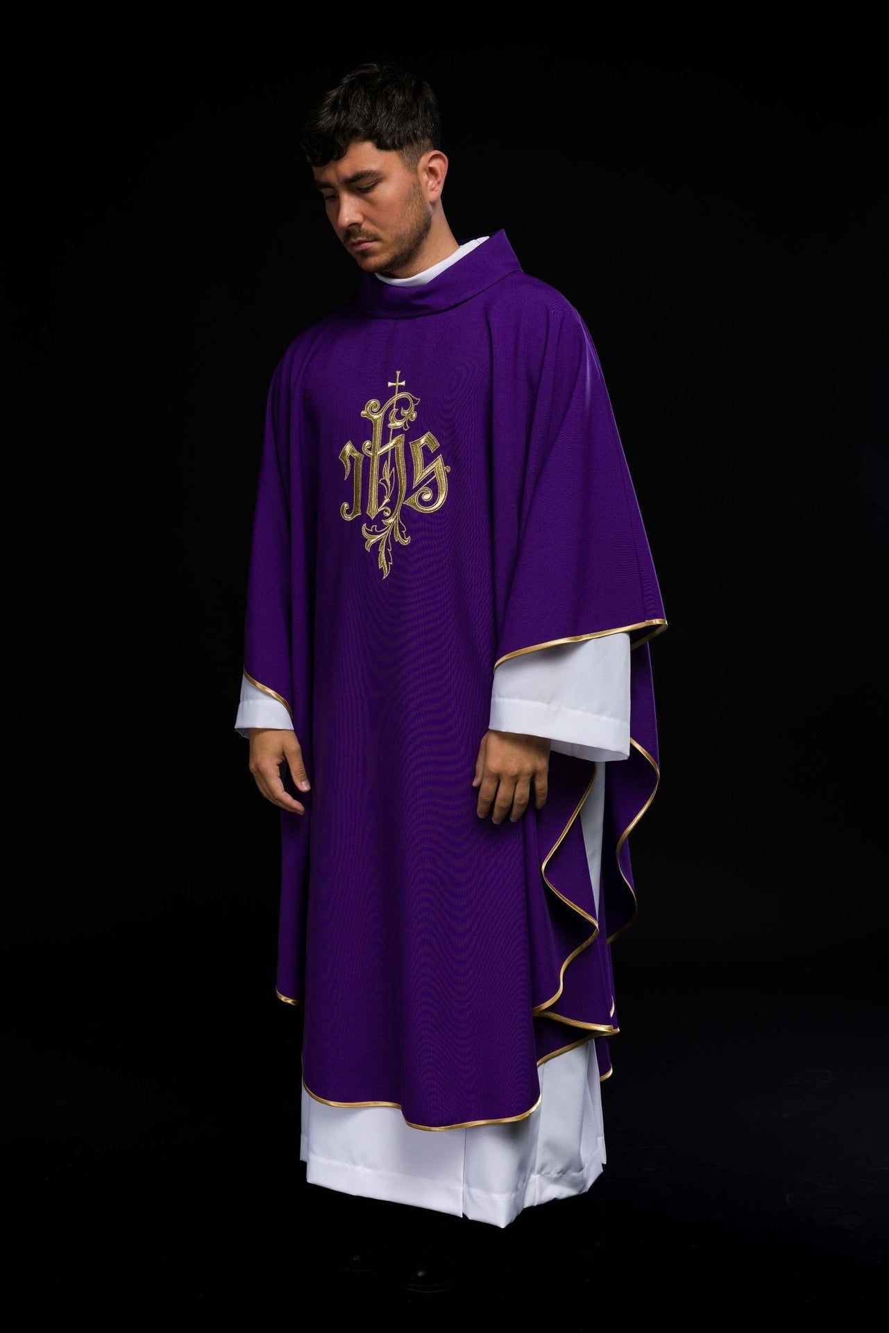 Fioletowy ornat ze złotym haftem IHS