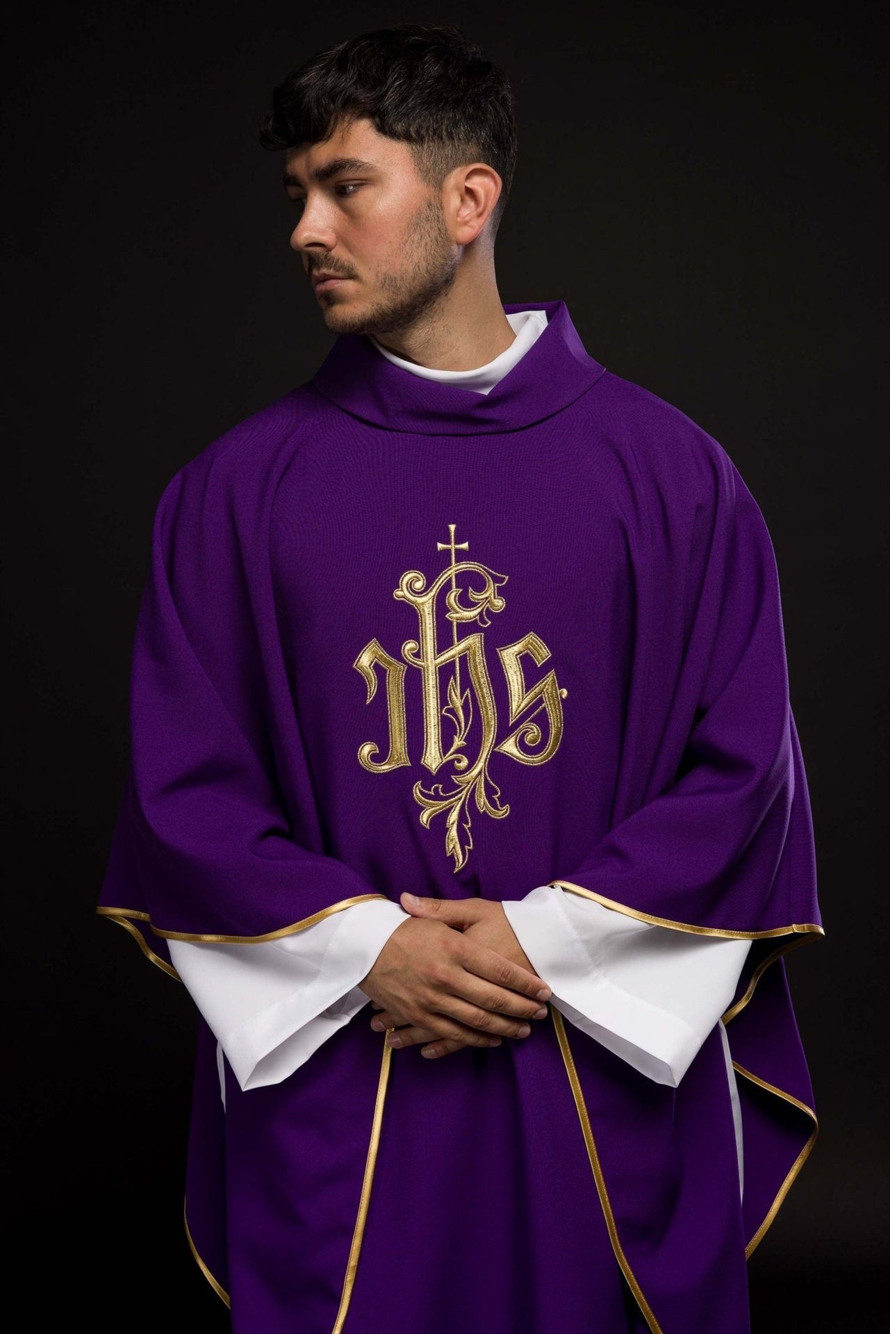 Fioletowy ornat ze złotym haftem IHS