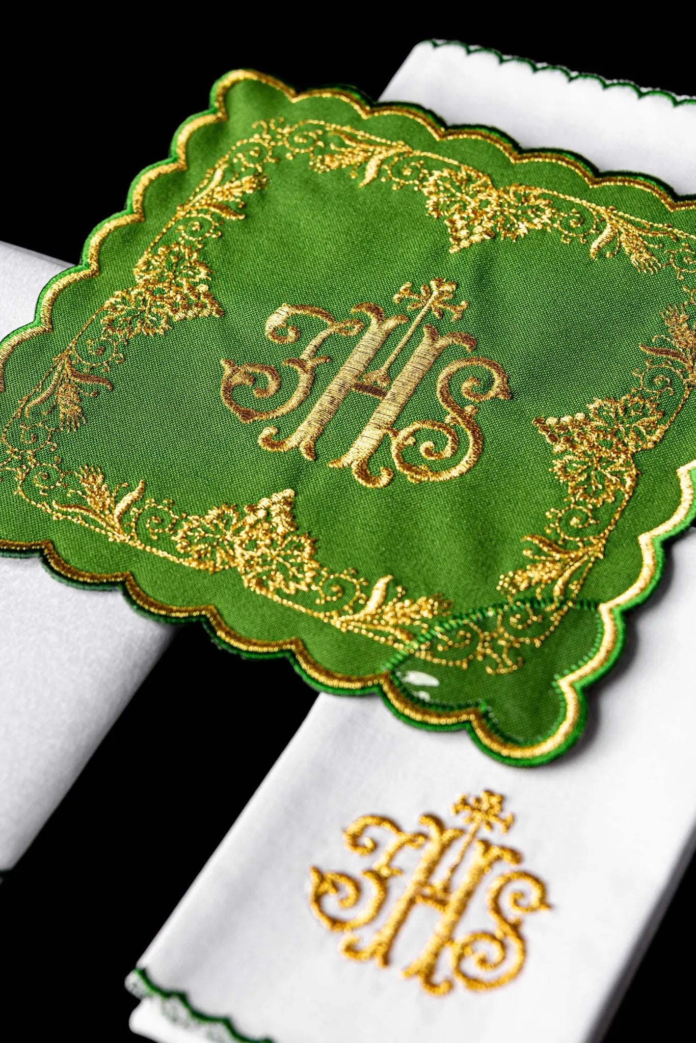 Green chalice linen set with IHS embroidery - HAFTINA ATELIER