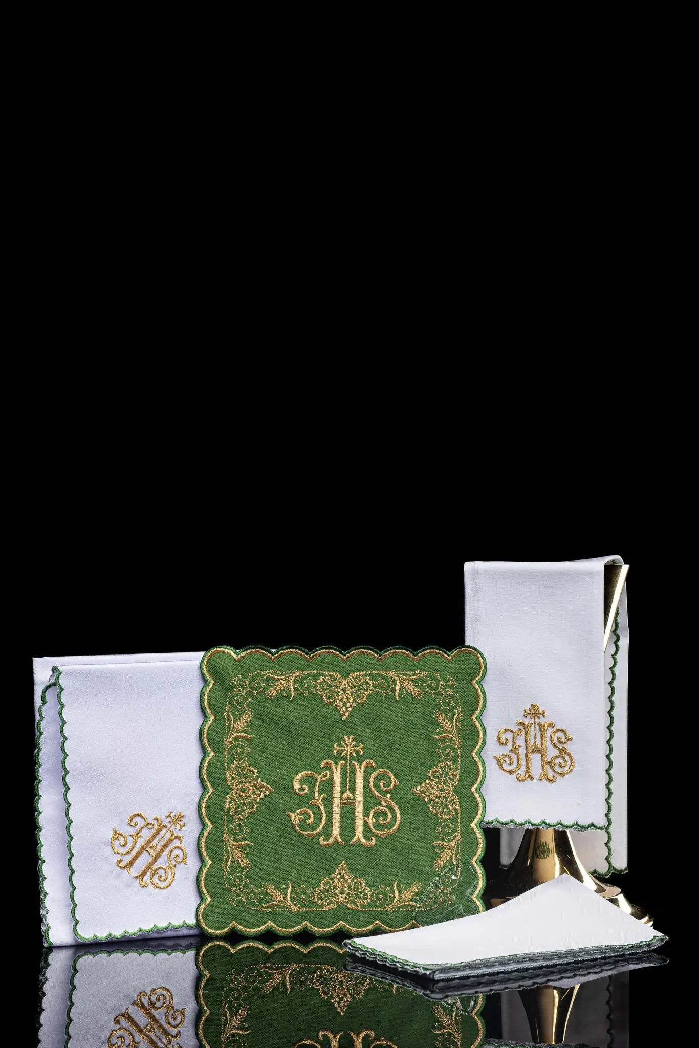 Green chalice linen set with IHS embroidery - HAFTINA ATELIER