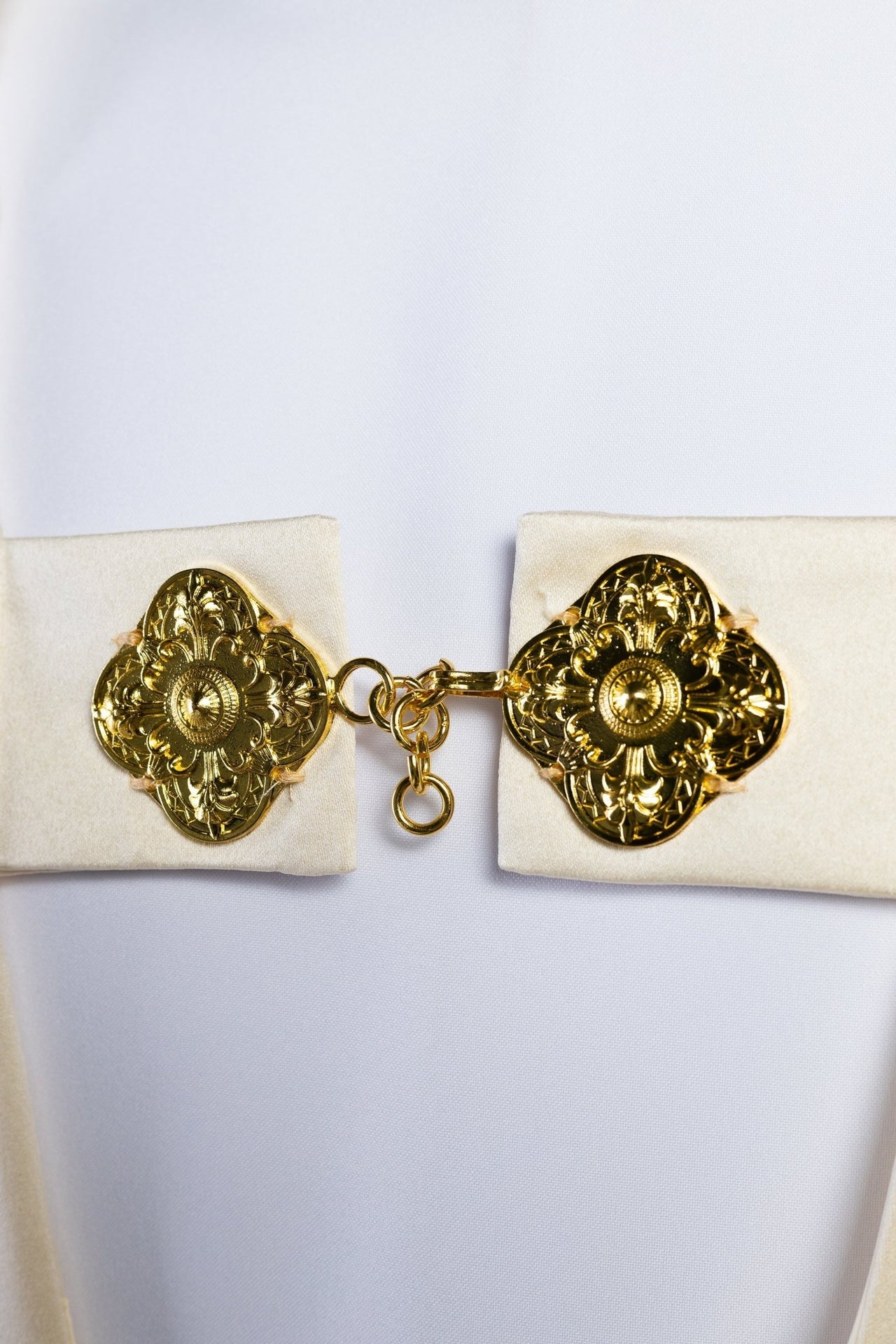 Haftowany welon z motywem krzyża w kolorze ecru