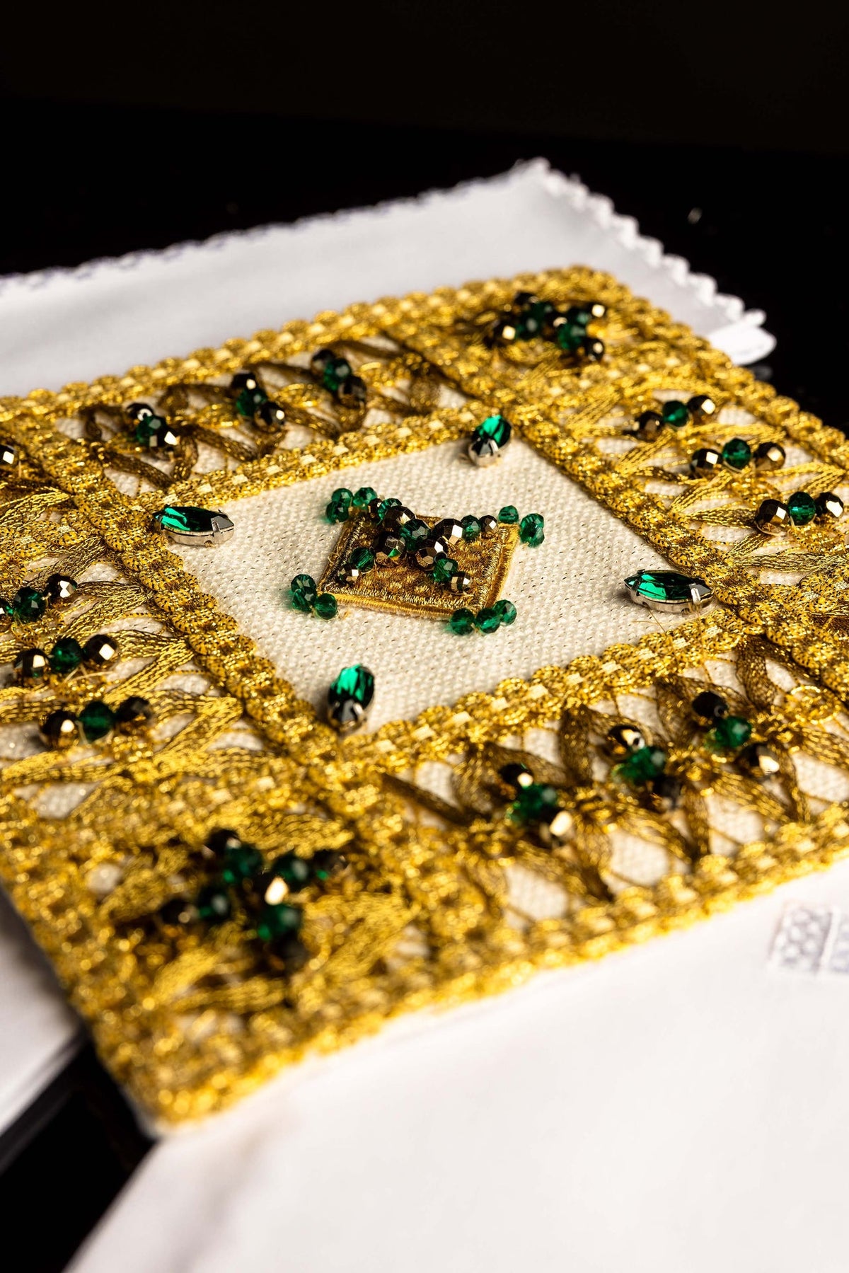 Blanco juego de altar con palia decorada con piedras naturales, detalle en primer plano