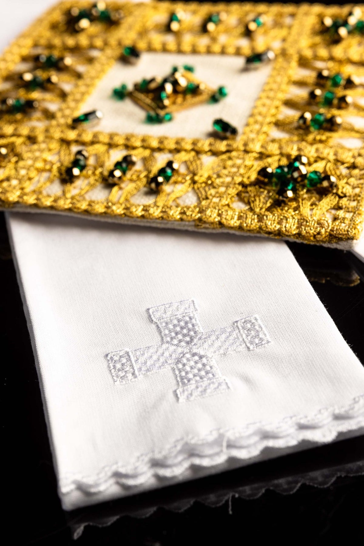 Blanco juego de altar con palia decorada con piedras naturales, detalle del bordado de cruz
