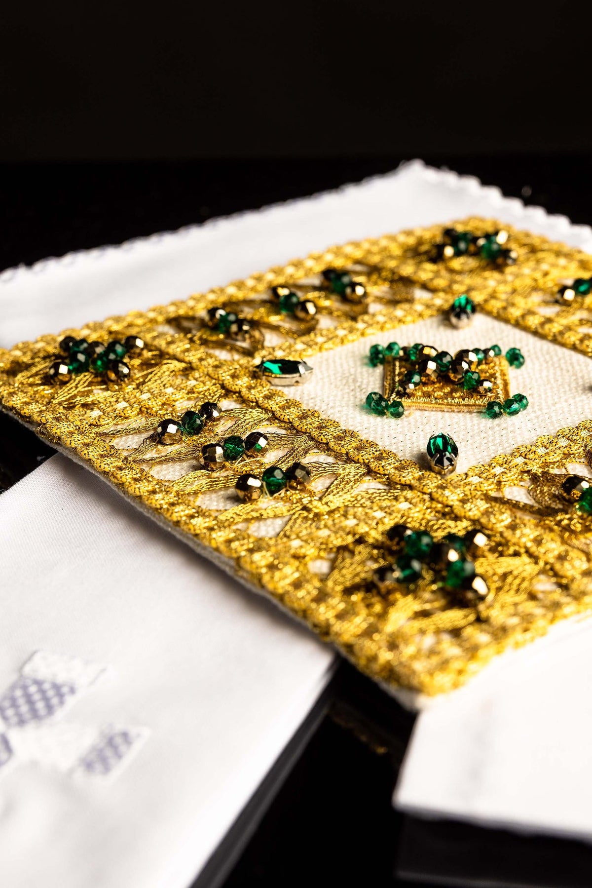 Blanco juego de altar con palia decorada con piedras naturales, detalle de la cenefa dorada