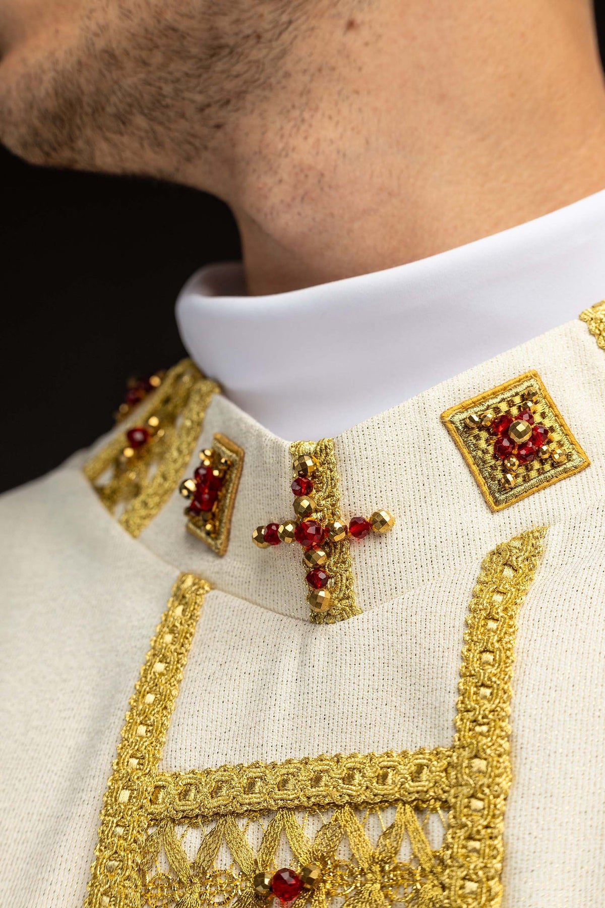 Marfil casulla con cruz y bordado de cuentas rojas y doradas, detalle del cuello