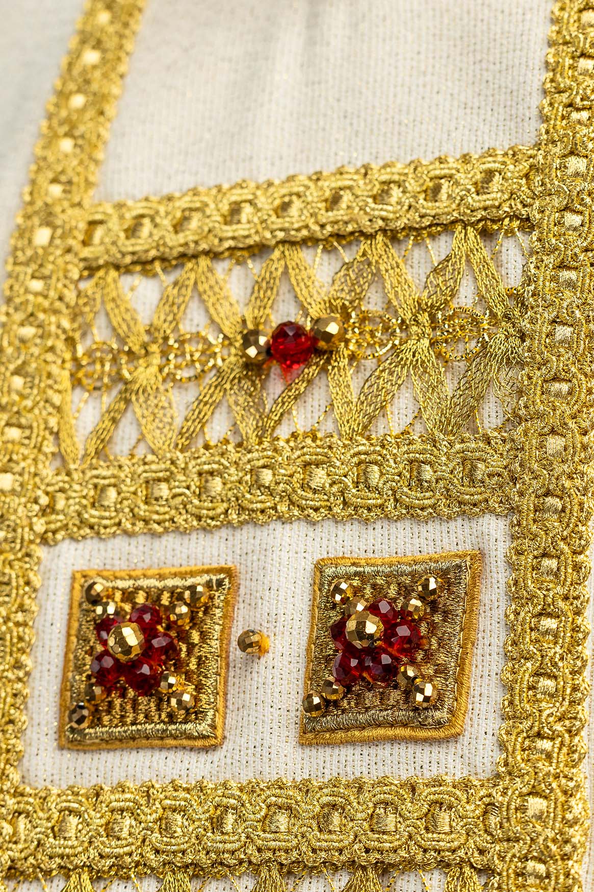 Marfil casulla con galón central dorado y bordado calado, detalle frontal