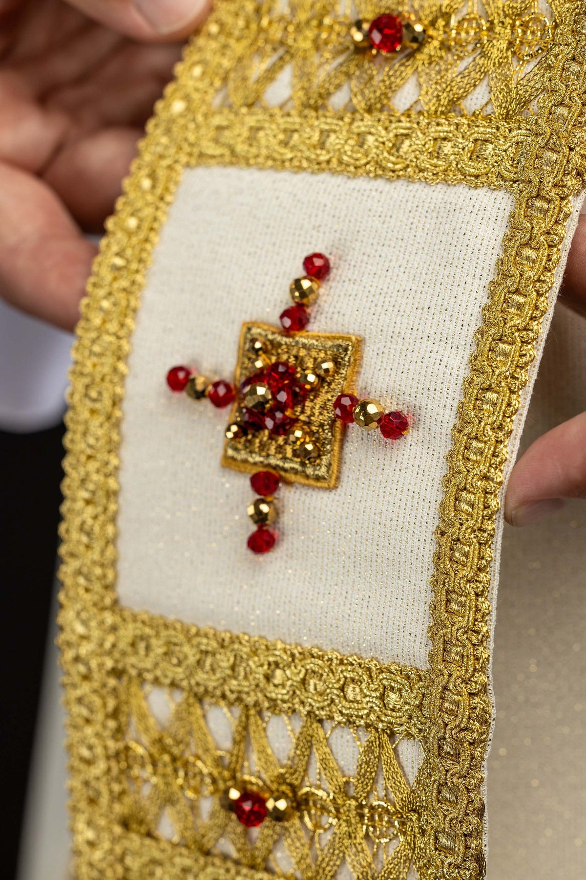 Marfil casulla con cruz bordada en rojo y dorado, detalle del galón central