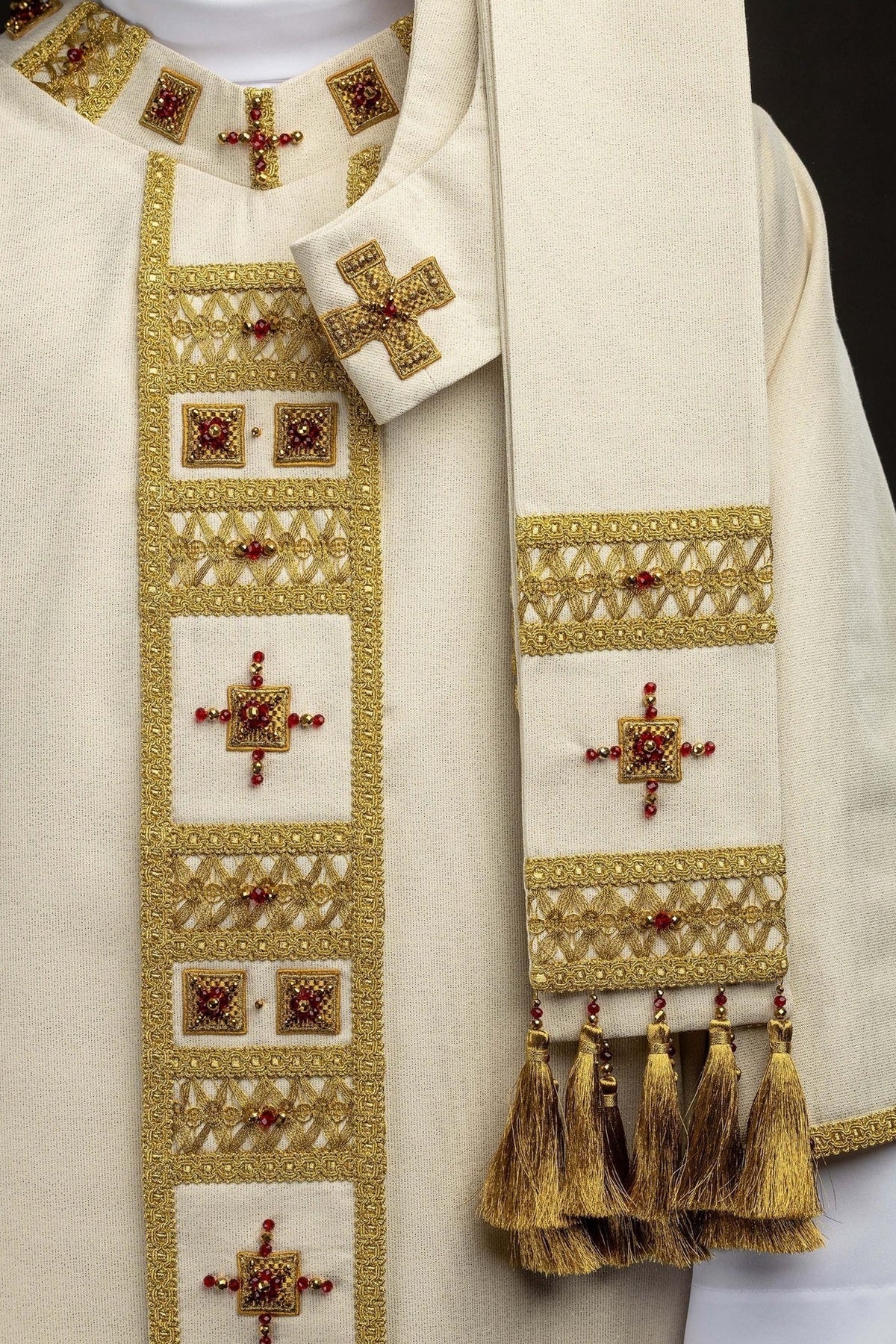 Marfil casulla con galón central dorado, cruces y bordado, vista de los ornamentos